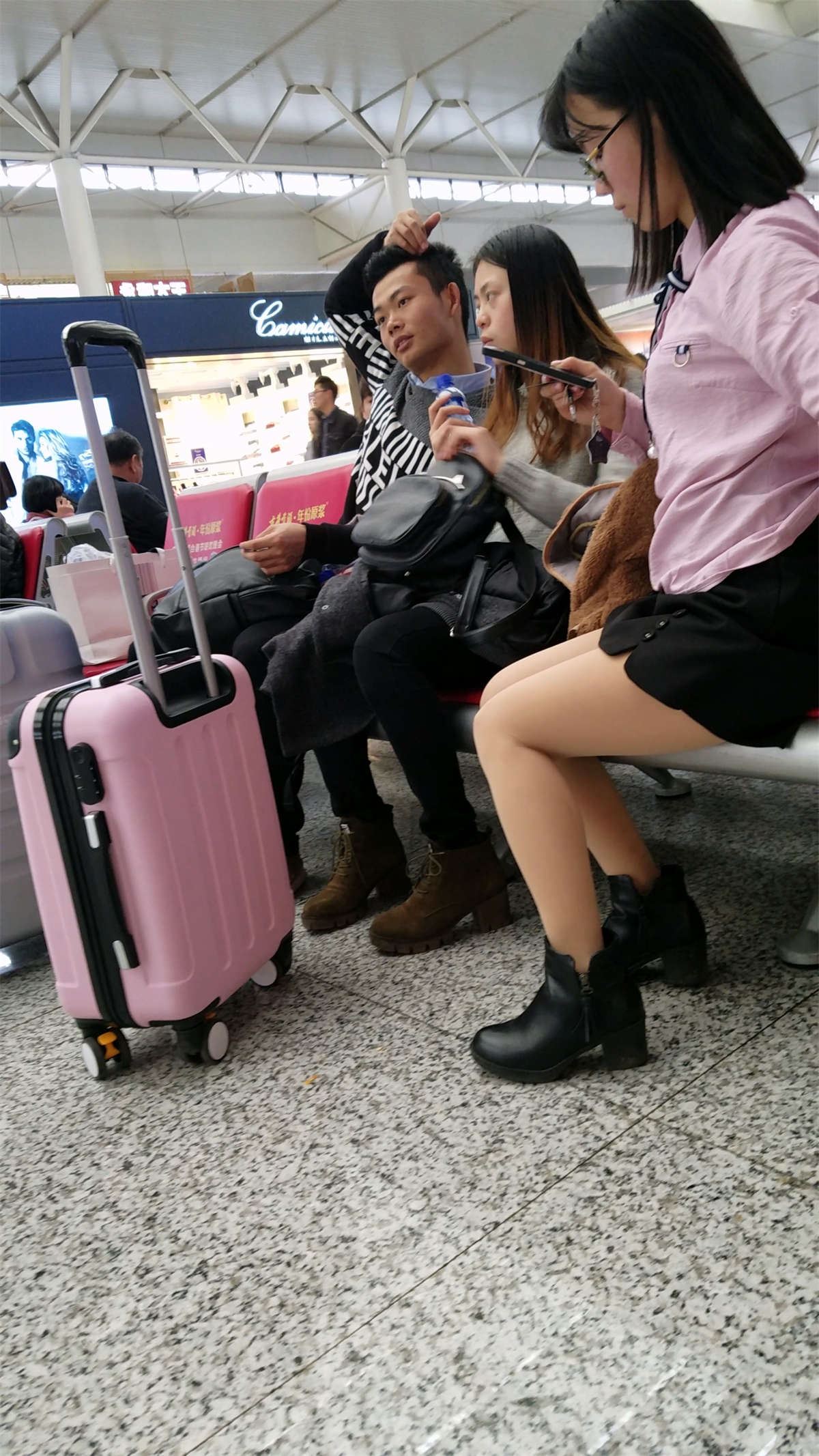 肉色丝袜黑色短裤眼睛妹子车站候车