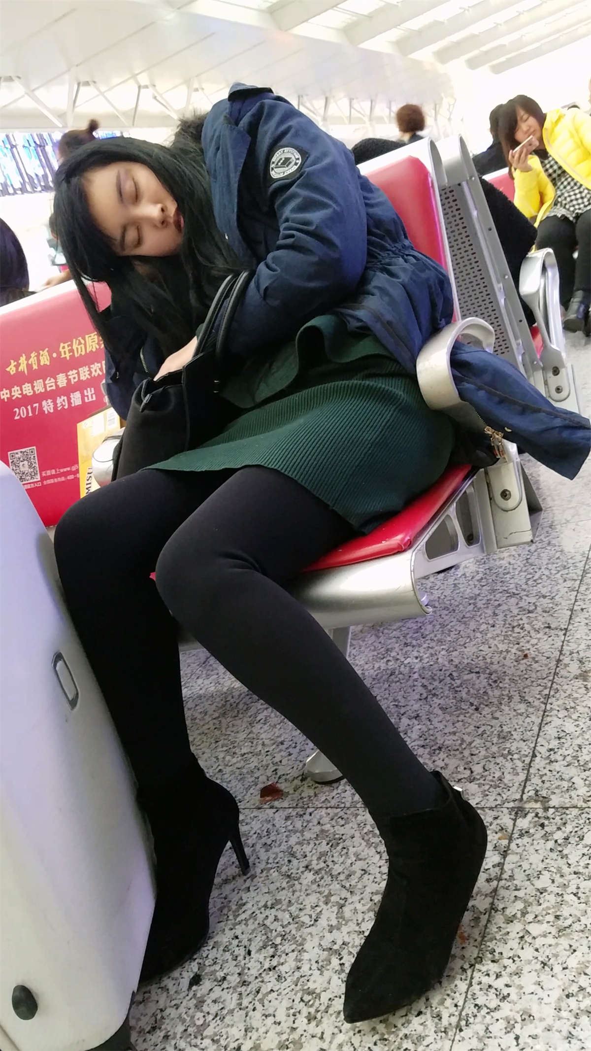 高铁站候车的黑色打底丝袜长腿美眉太累睡着了