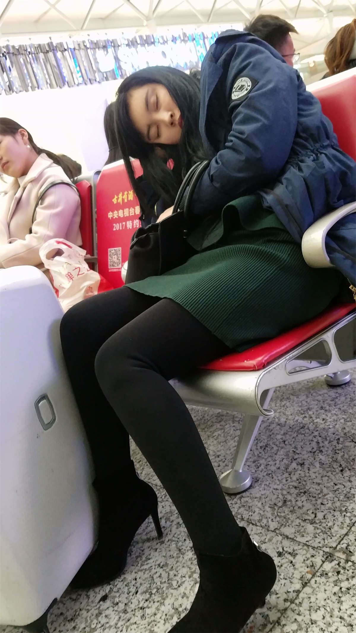 高铁站候车的黑色打底丝袜长腿美眉太累睡着了