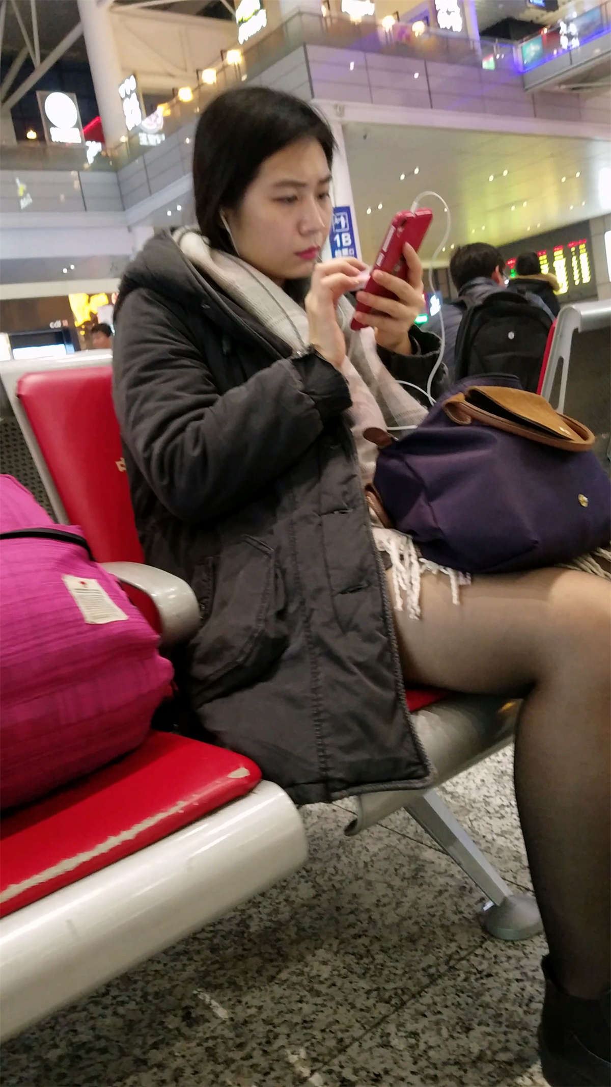 候车的黑丝长发清纯美女