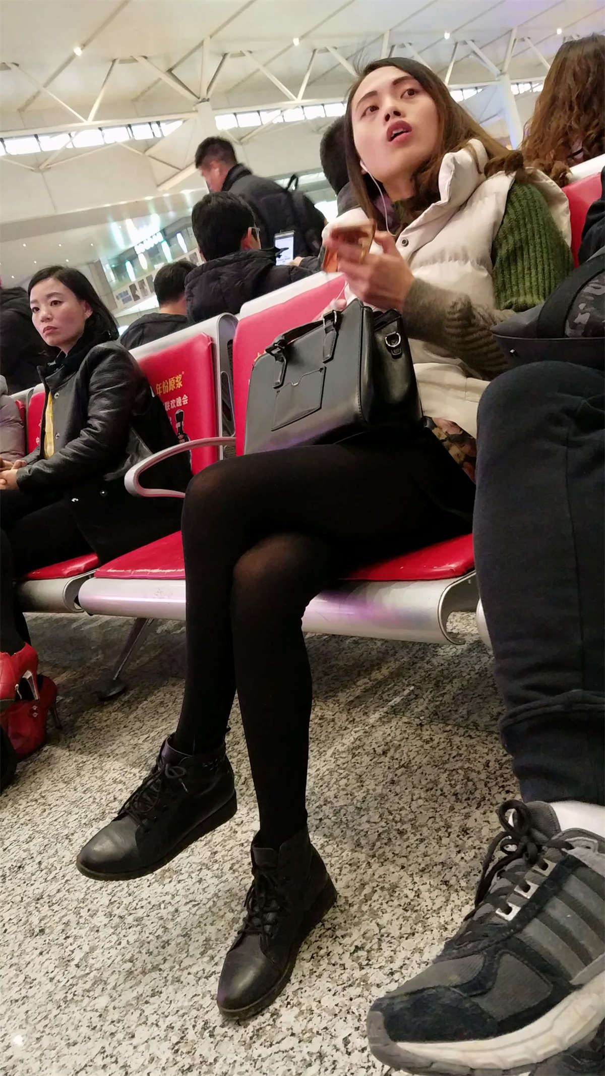 车站拍摄黑色丝袜极品长腿长发少妇