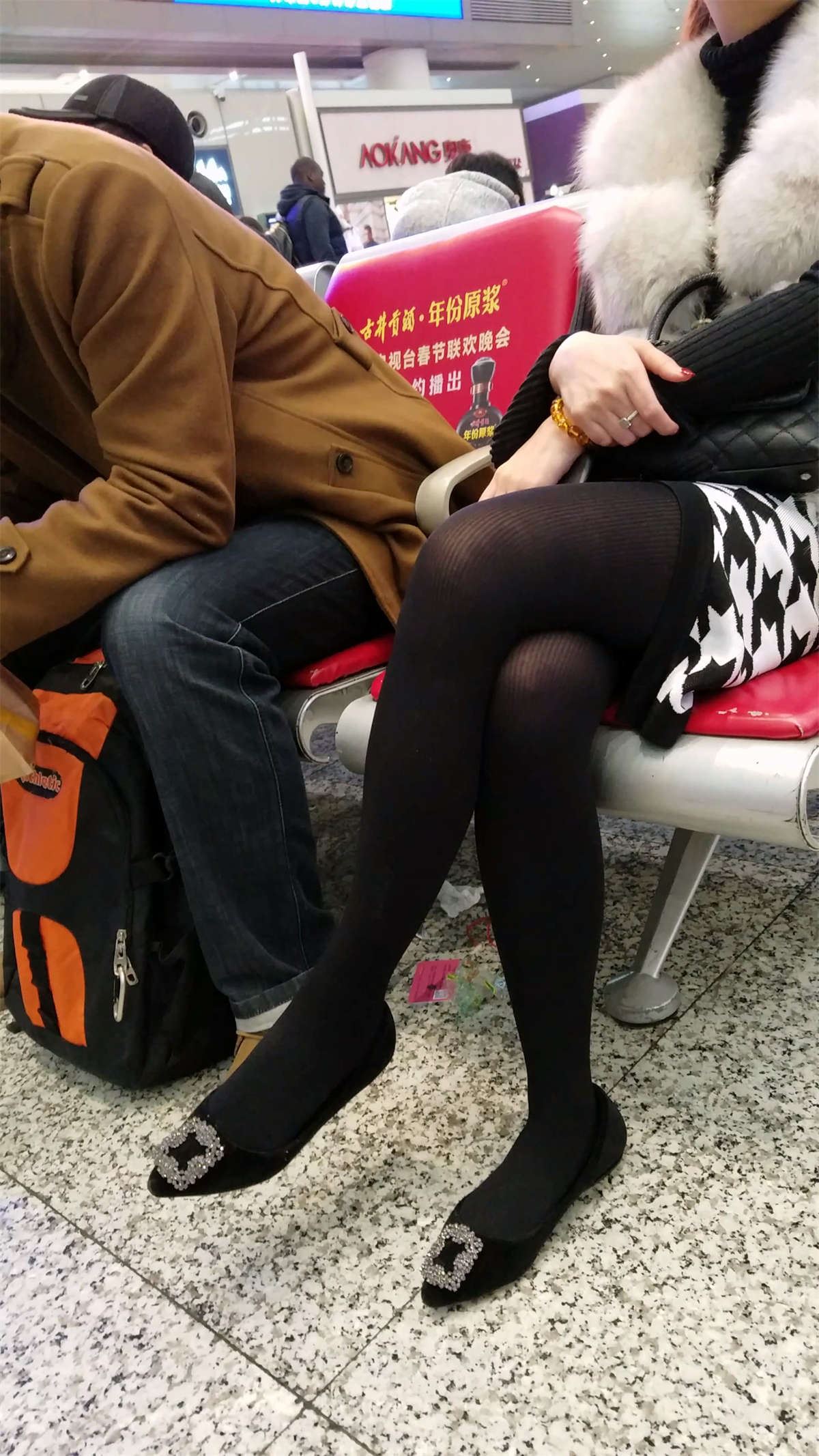 高铁站候车的黑色丝袜修长美腿漂亮美少妇