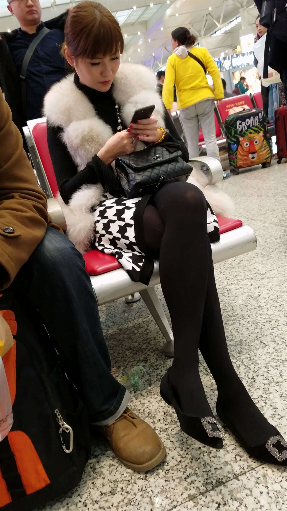高铁站候车的黑色丝袜修长美腿漂亮美少妇
