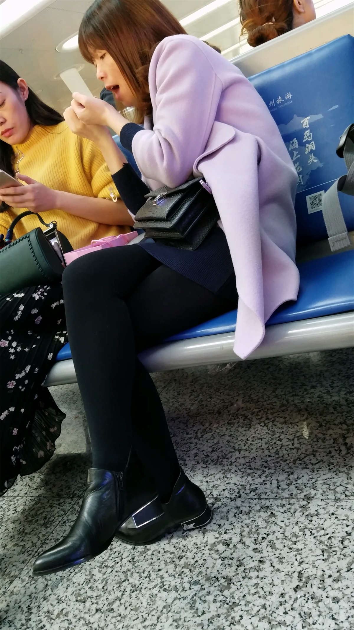 高铁站候车的黑色丝袜蓝色包臀短裙少妇
