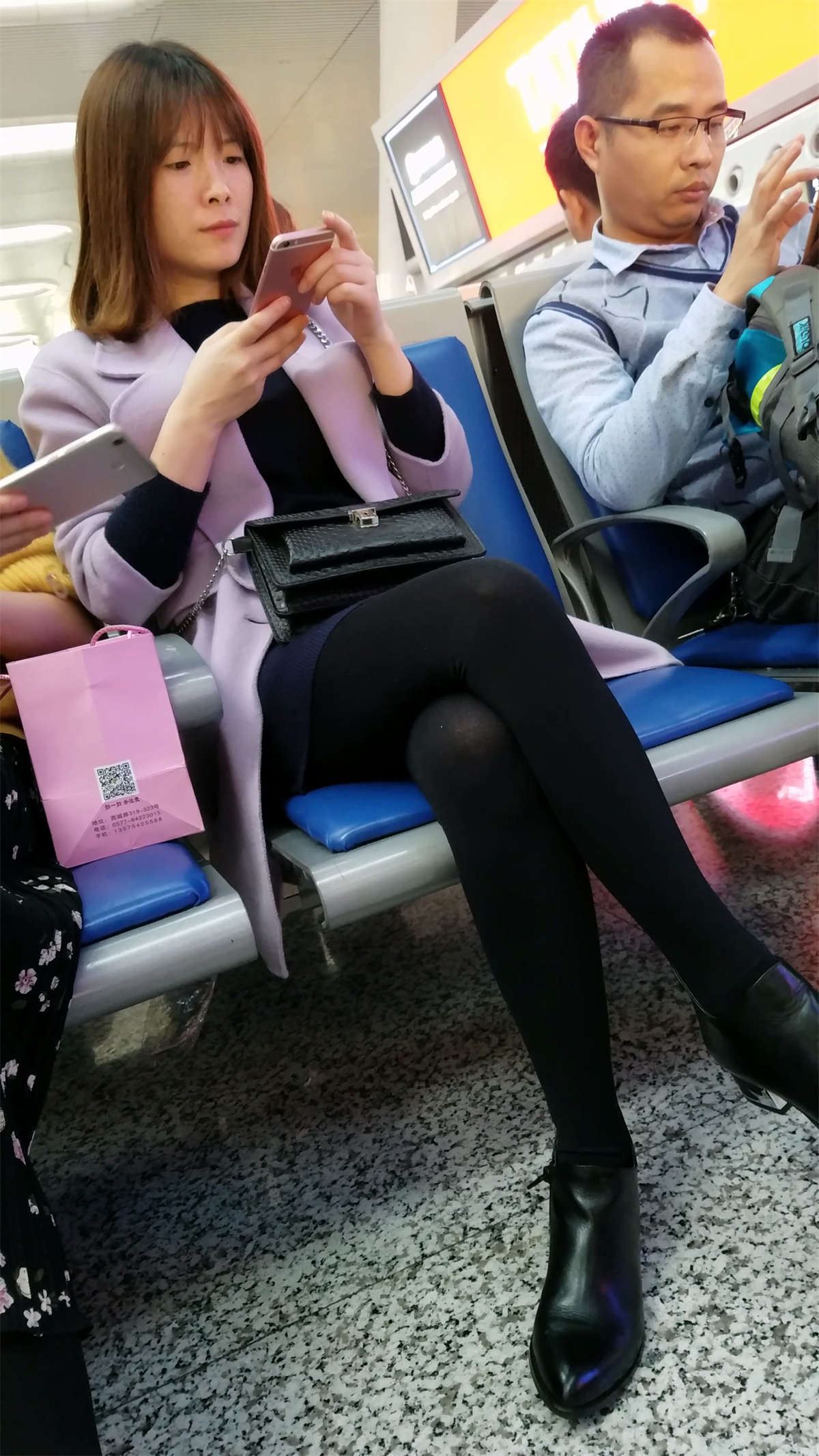 高铁站候车的黑色丝袜蓝色包臀短裙少妇