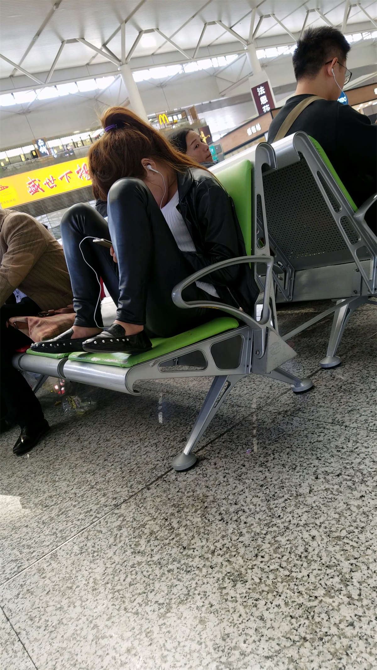 高铁站黑色紧身皮裤M坐姿白肤妹子