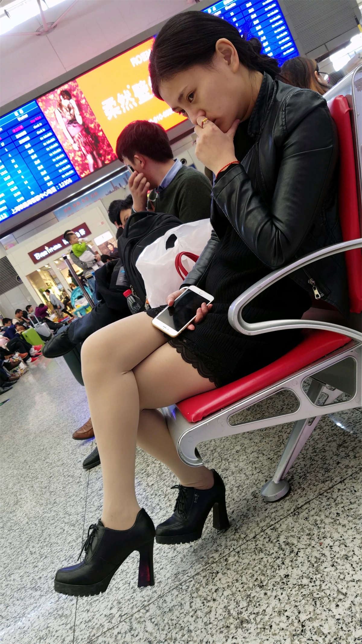 黑色包臀短裙肉色丝袜高跟少妇车站候车