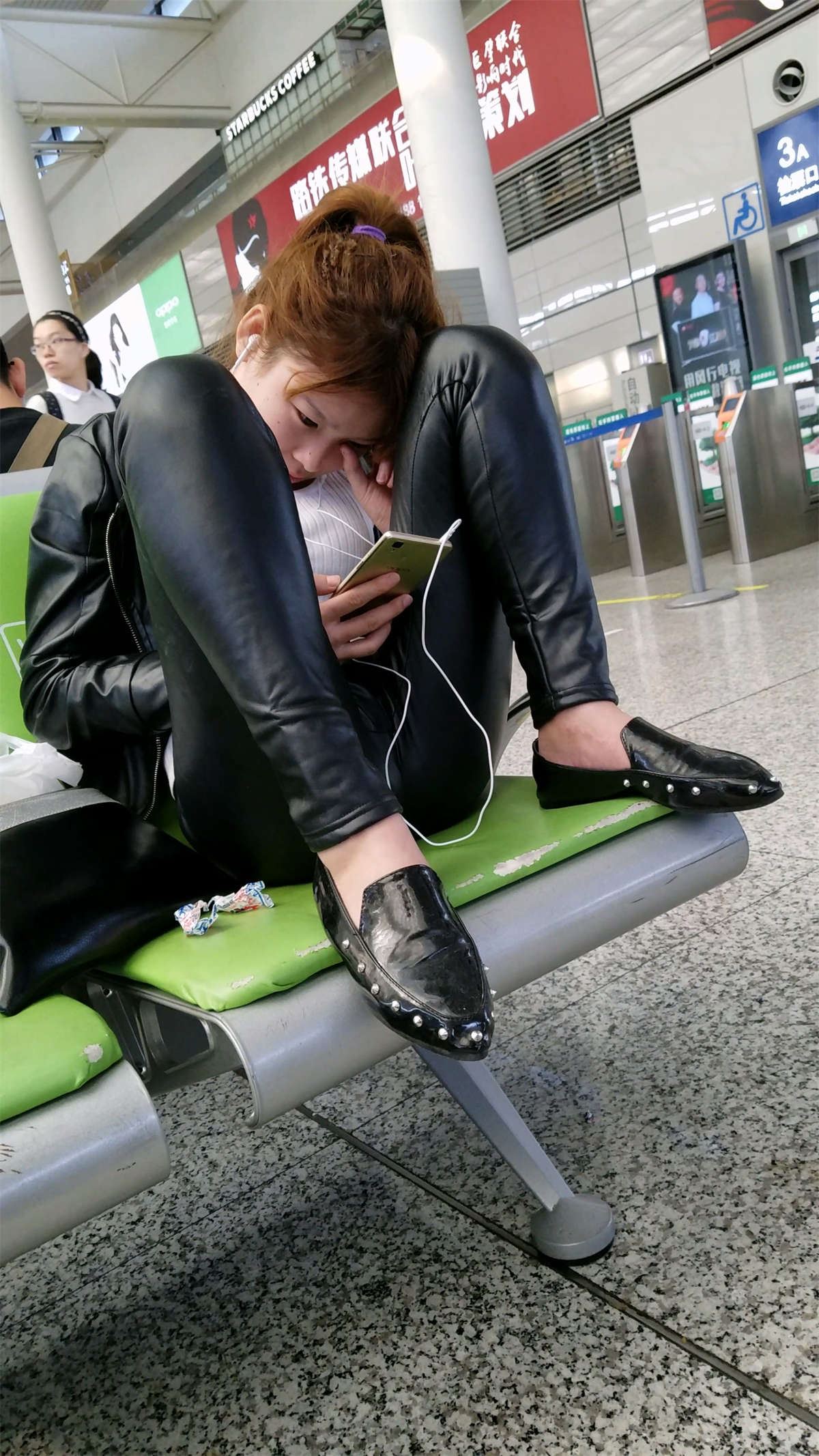 高铁站黑色紧身皮裤M坐姿白肤妹子