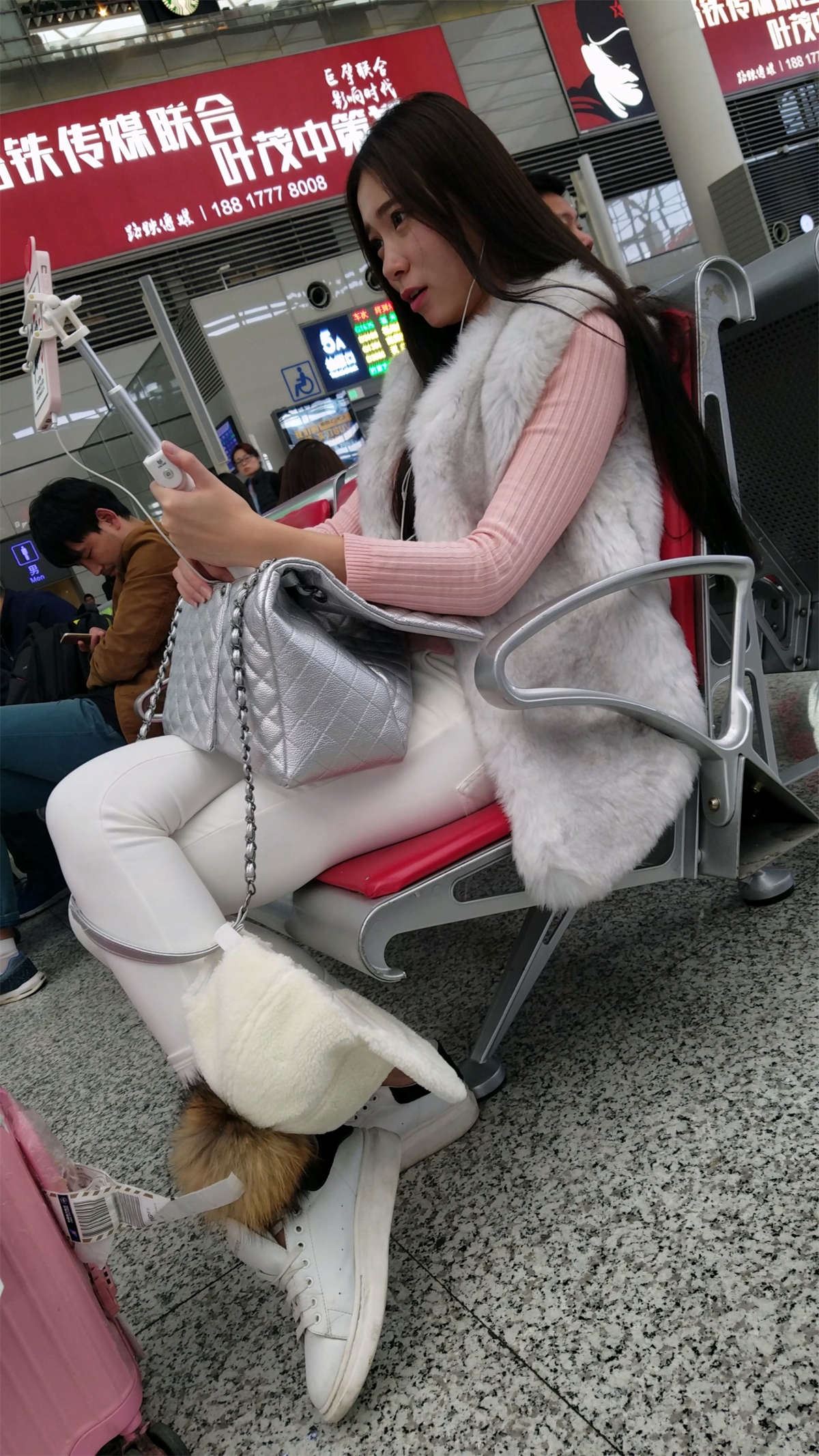 手机直播的粉衣紧身白裤长发妹子