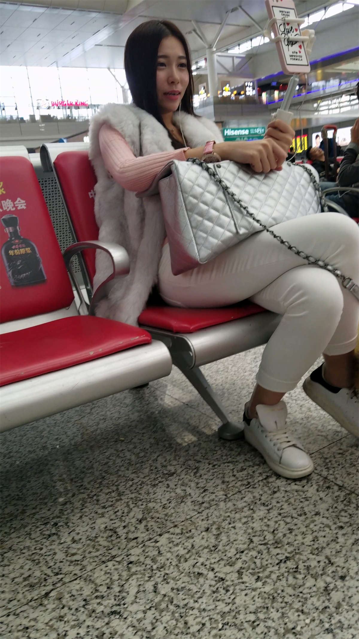 手机直播的粉衣紧身白裤长发妹子