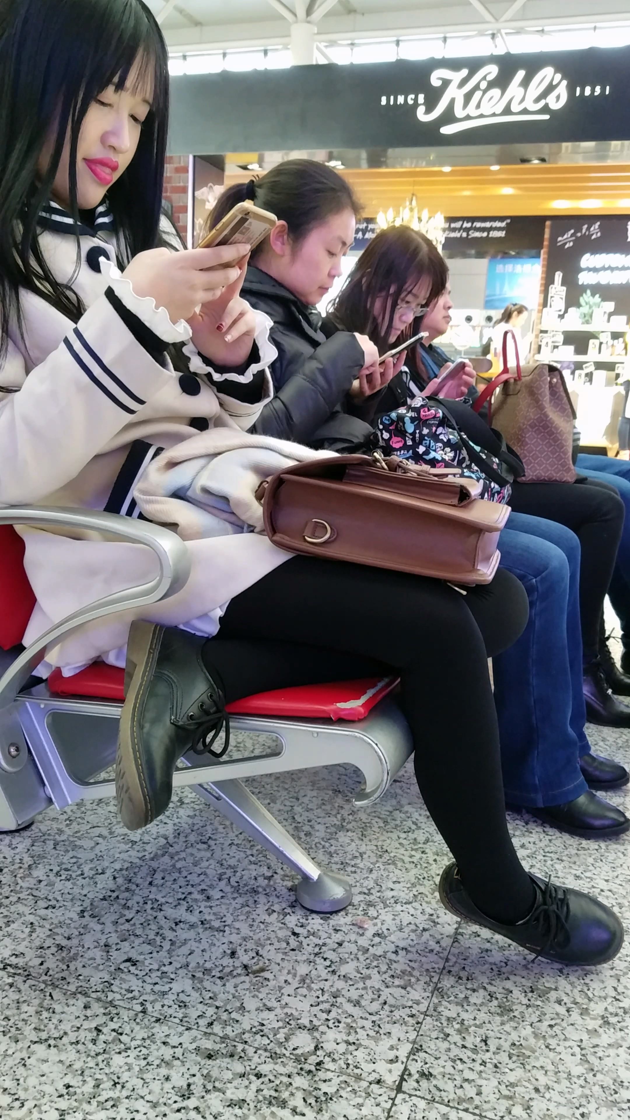 车站候车的黑色丝袜细腿长发美眉