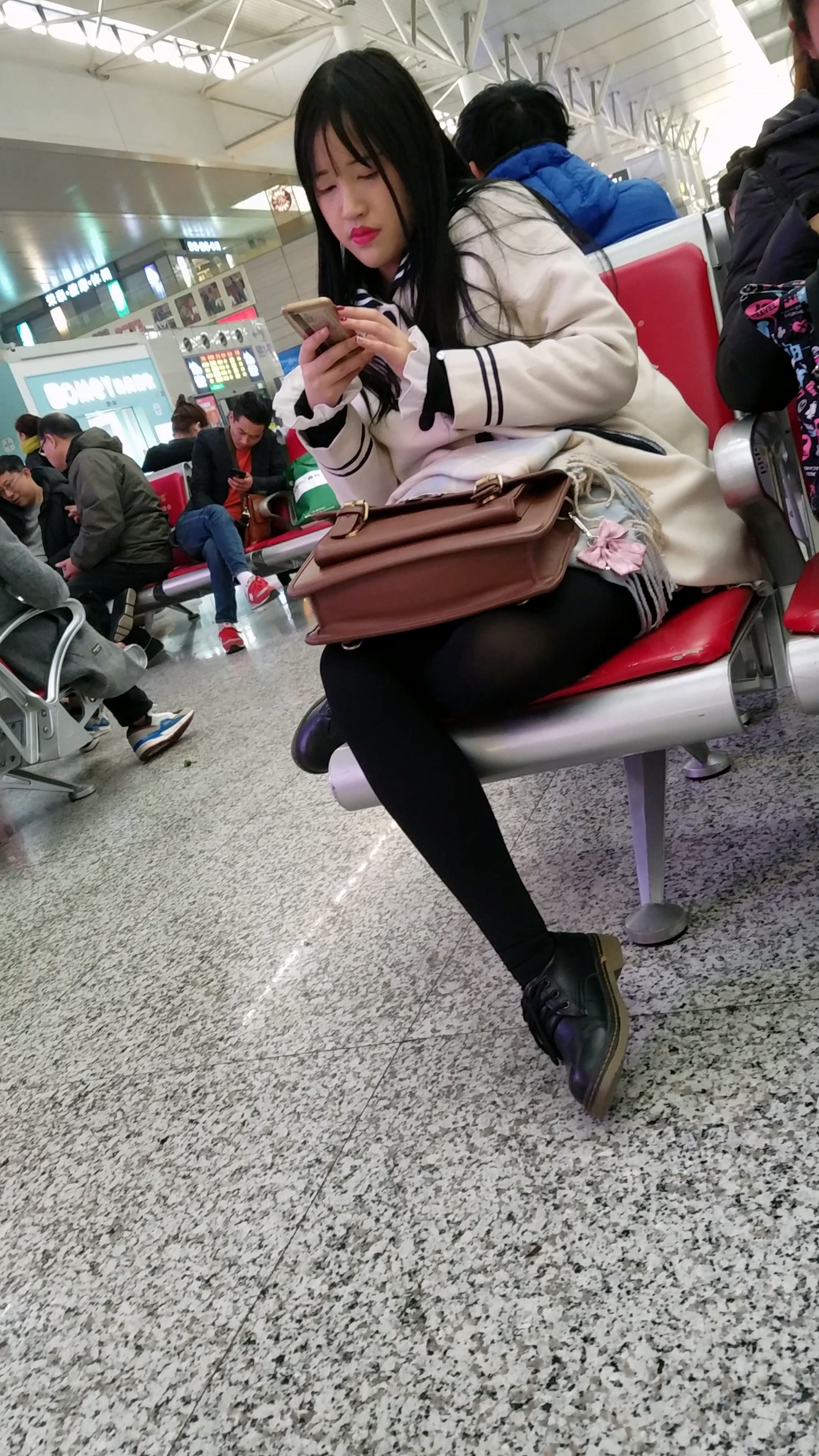 车站候车的黑色丝袜细腿长发美眉