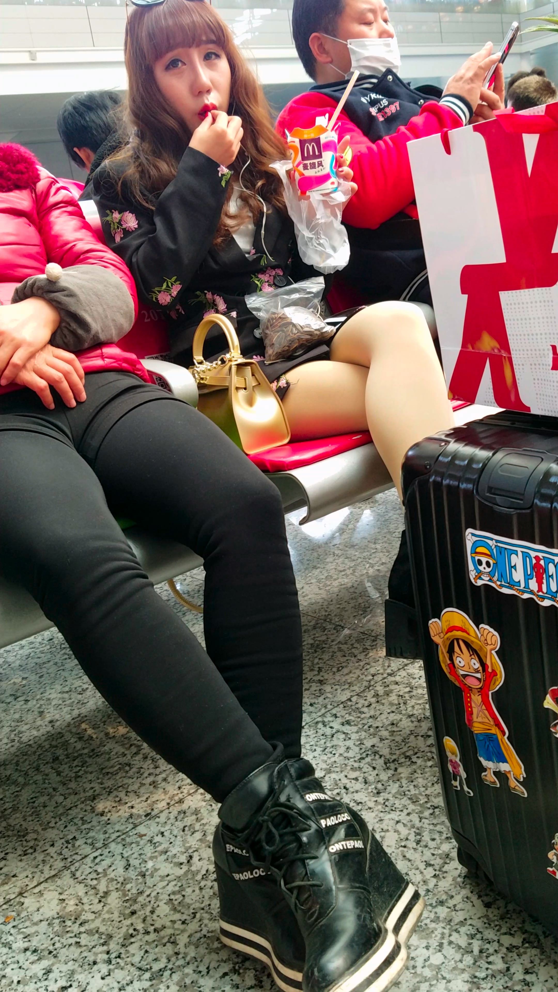 高铁站候车的超短裙肉色丝袜漂亮可爱美女