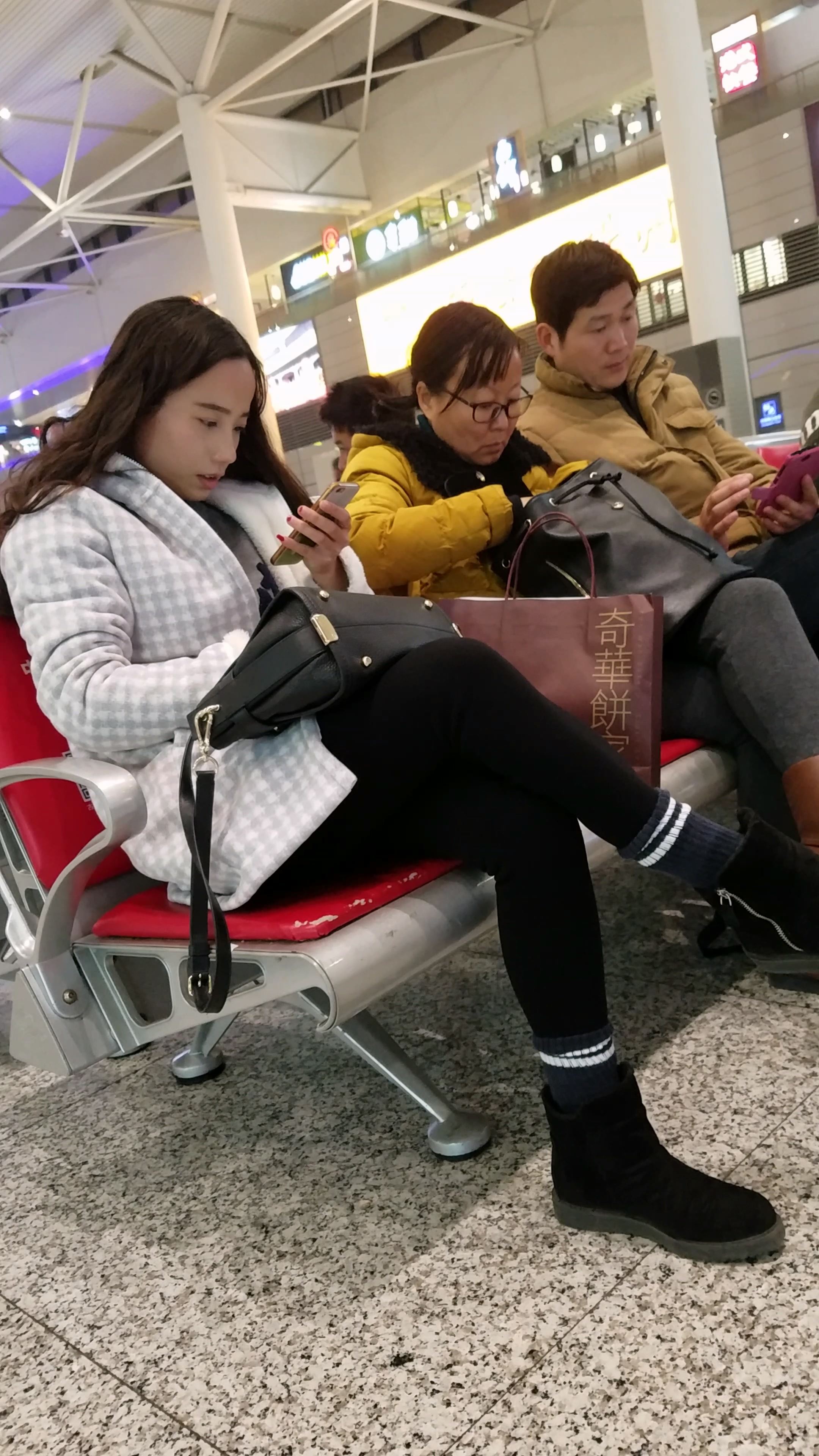 高铁站候车的黑色紧裤长发兔牙美眉