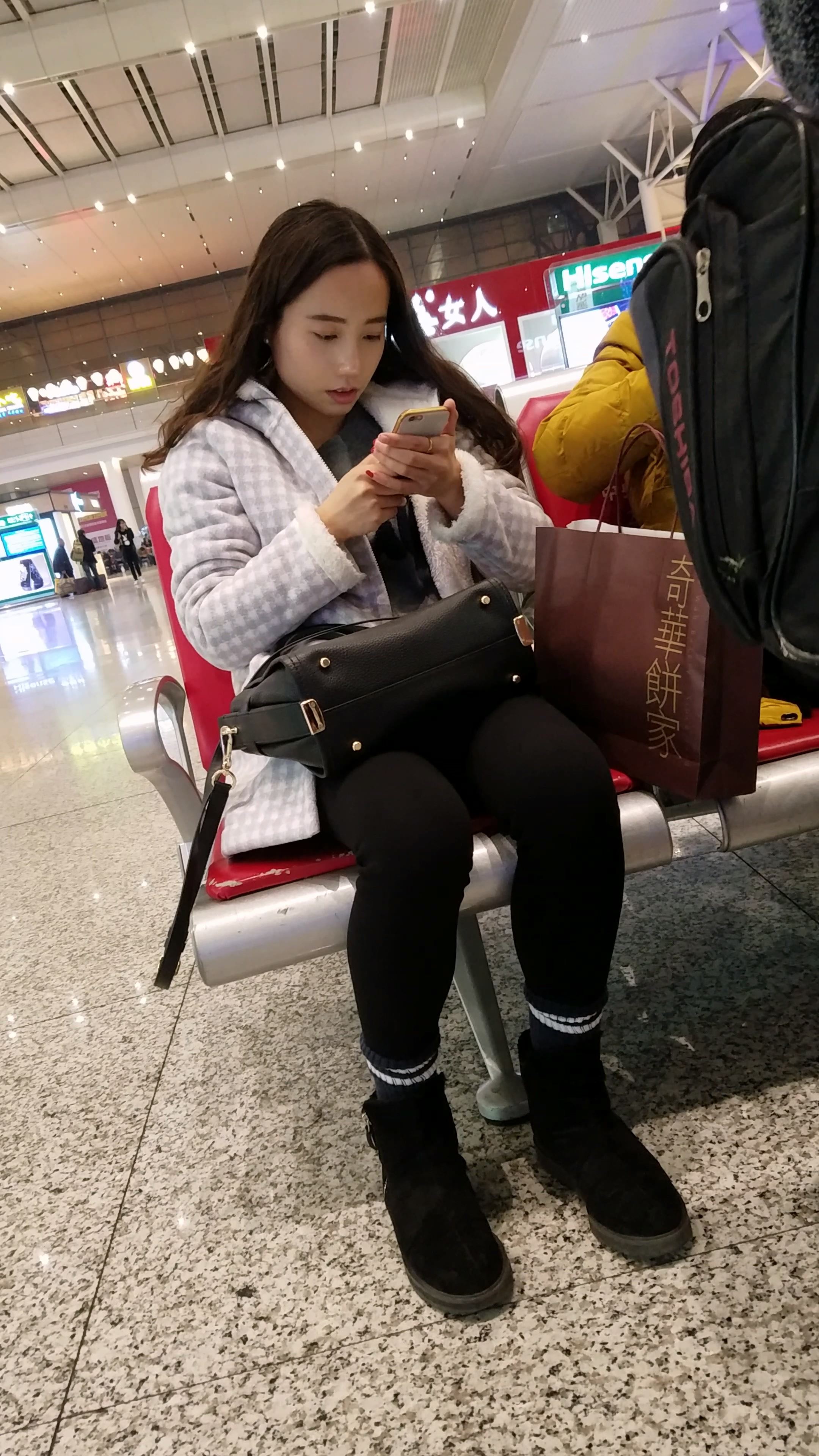 高铁站候车的黑色紧裤长发兔牙美眉