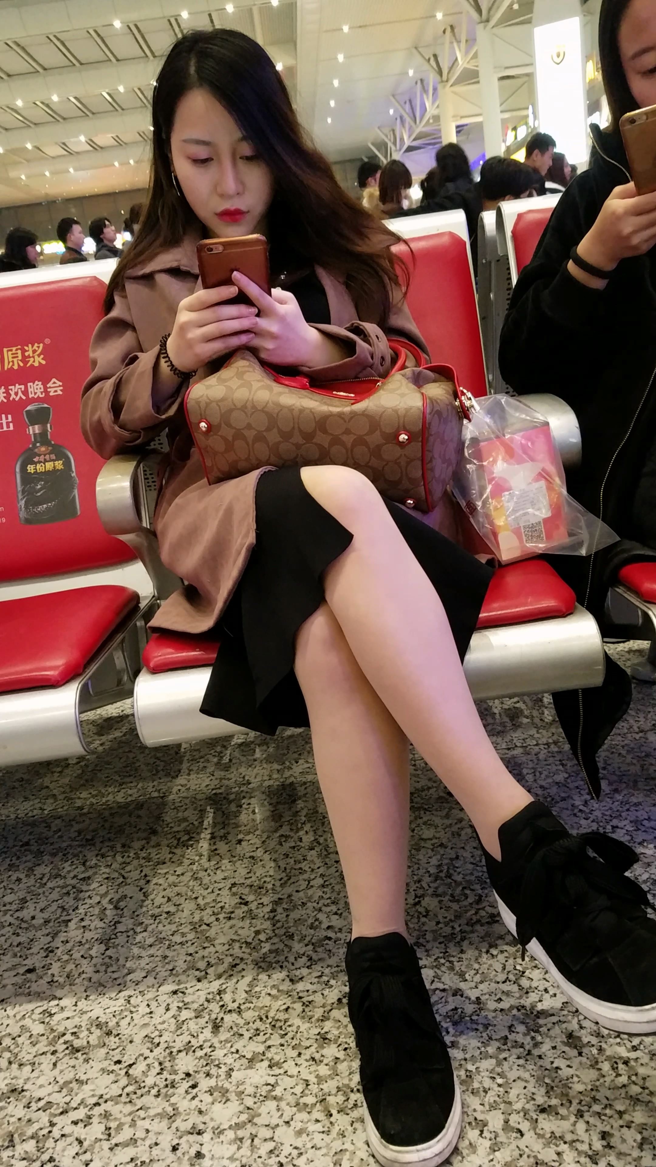 高铁站拍摄黑色长裙肉色丝袜长发美女