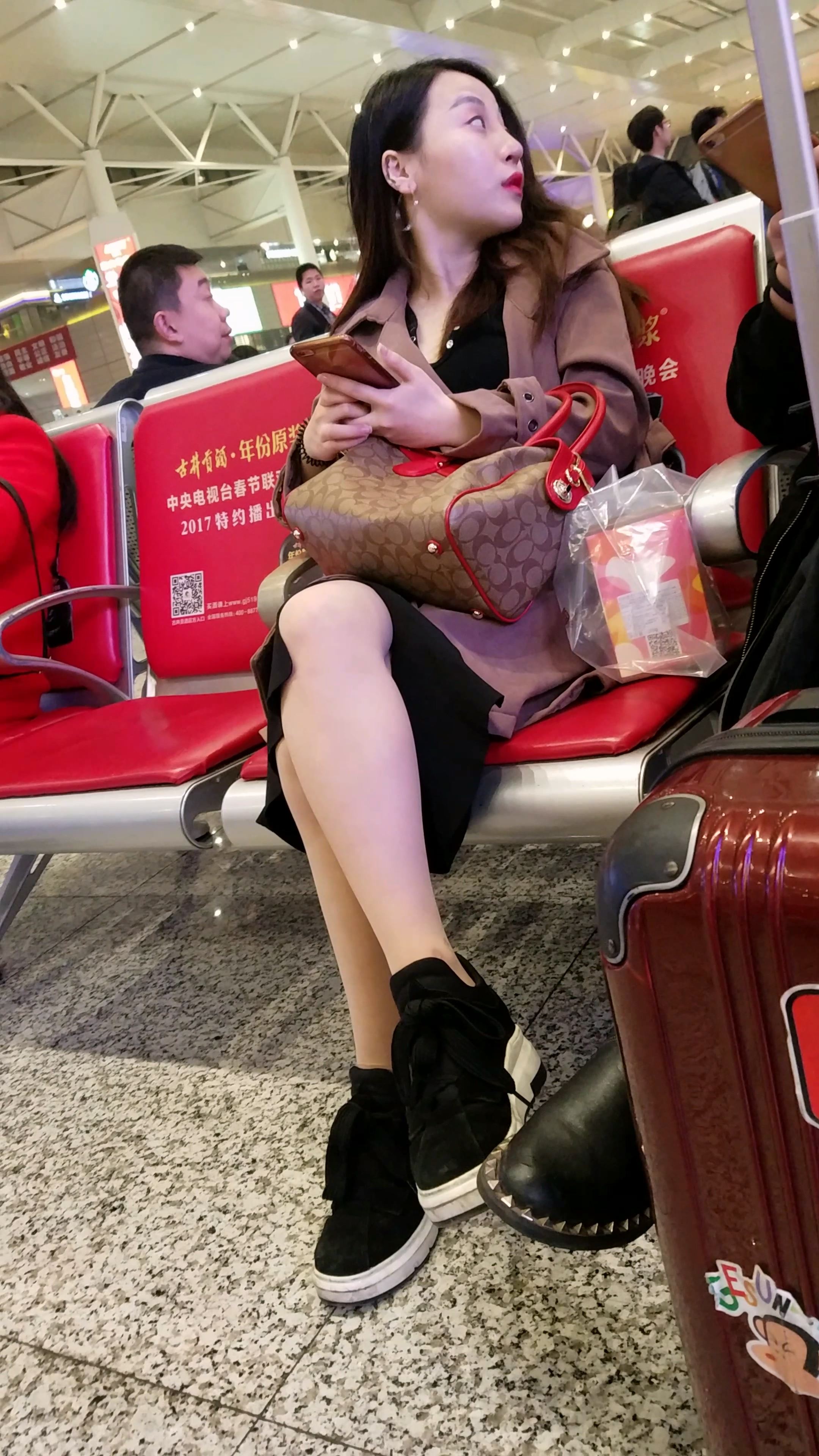 高铁站拍摄黑色长裙肉色丝袜长发美女