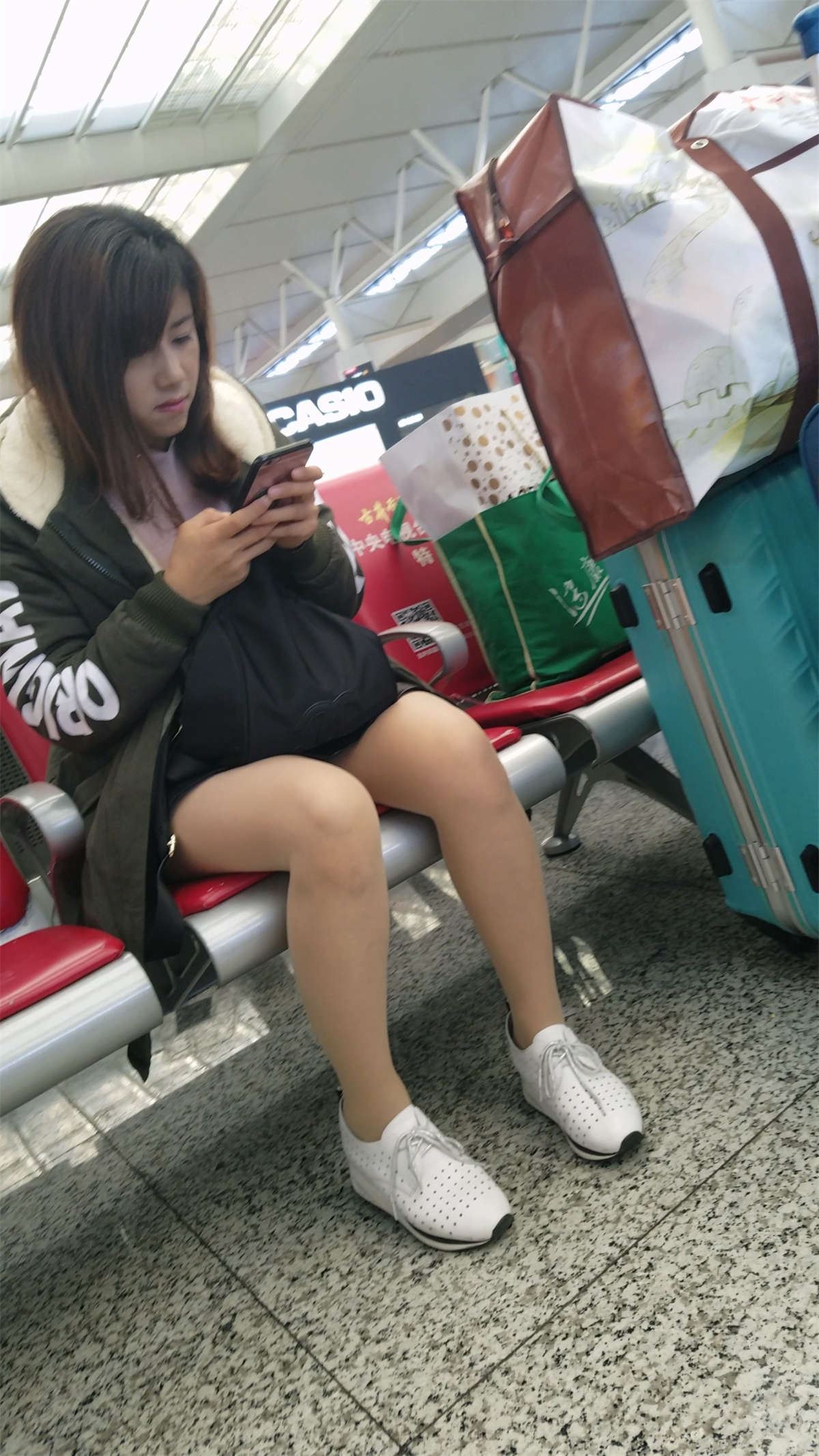 车站候车的肉色丝袜墨绿外套黑色短裙妹子
