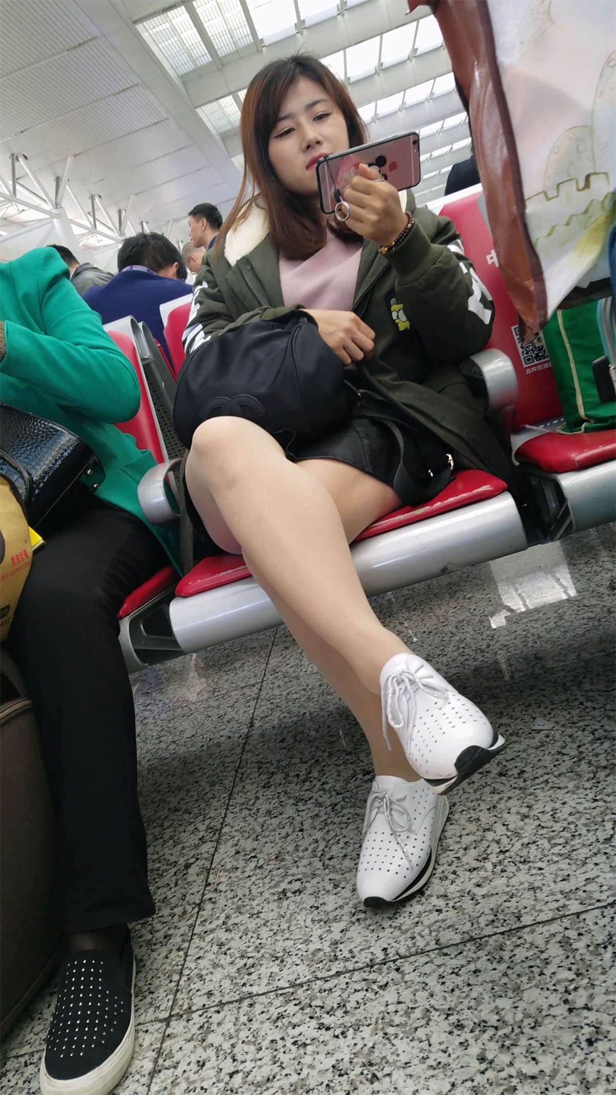 车站候车的肉色丝袜墨绿外套黑色短裙妹子