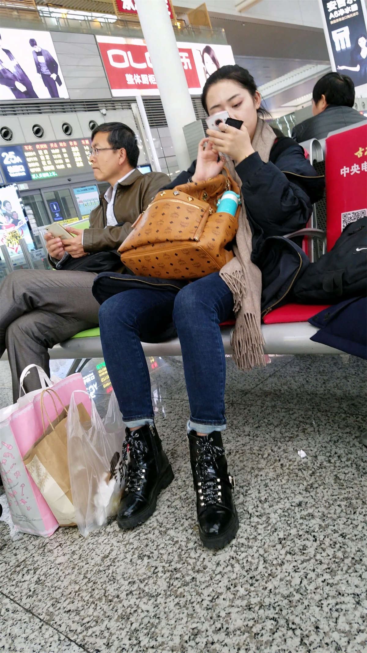 高铁站拍摄蓝色紧身牛仔裤白净妹子