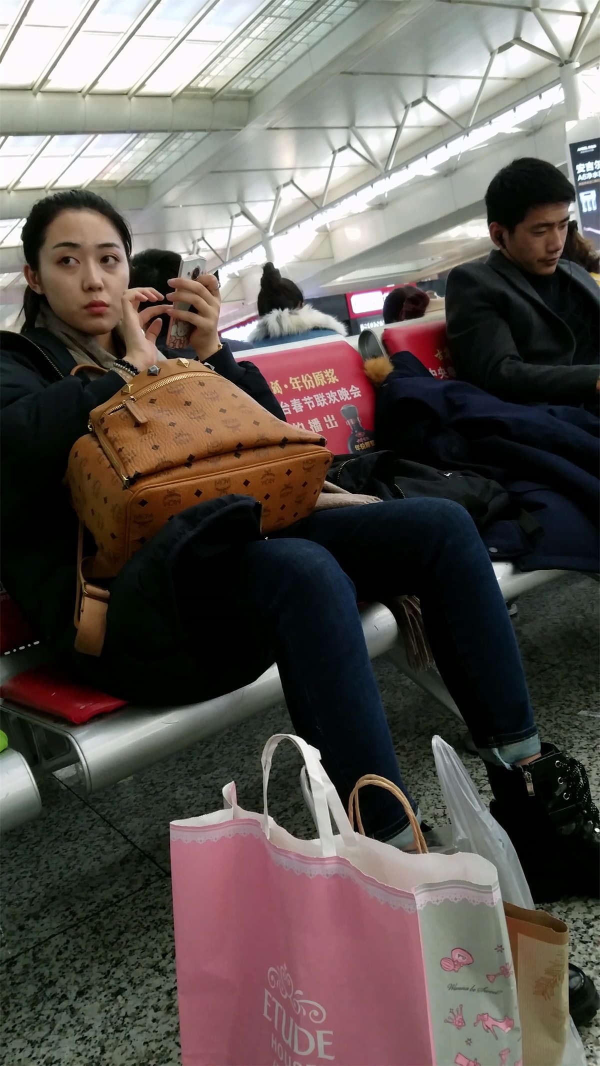 高铁站拍摄蓝色紧身牛仔裤白净妹子