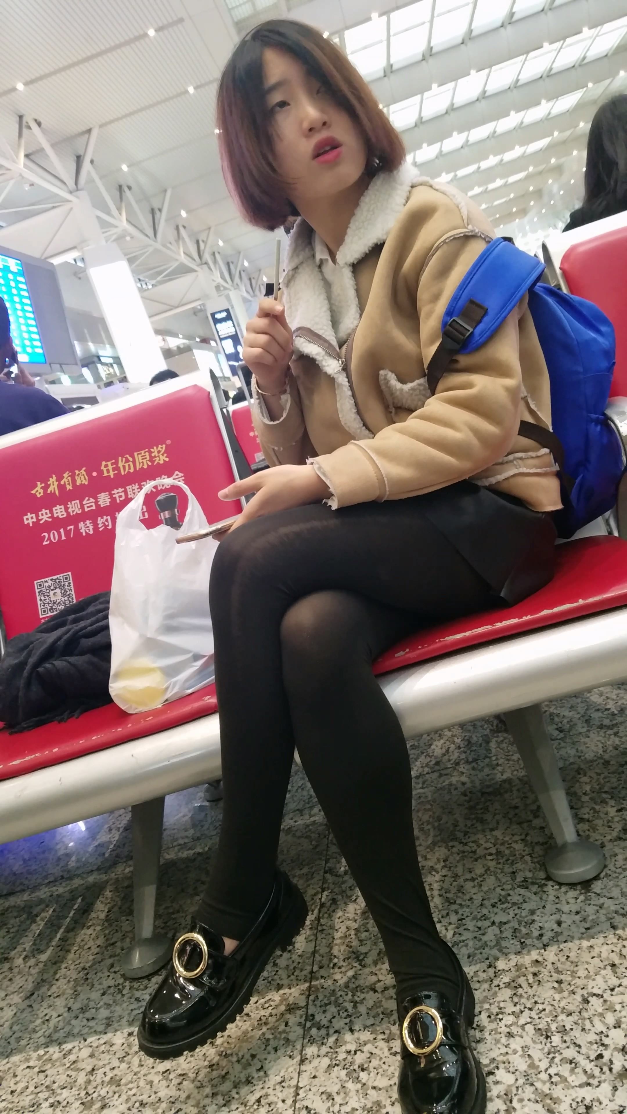 车站候车的黑色丝袜皮短裤清纯美女