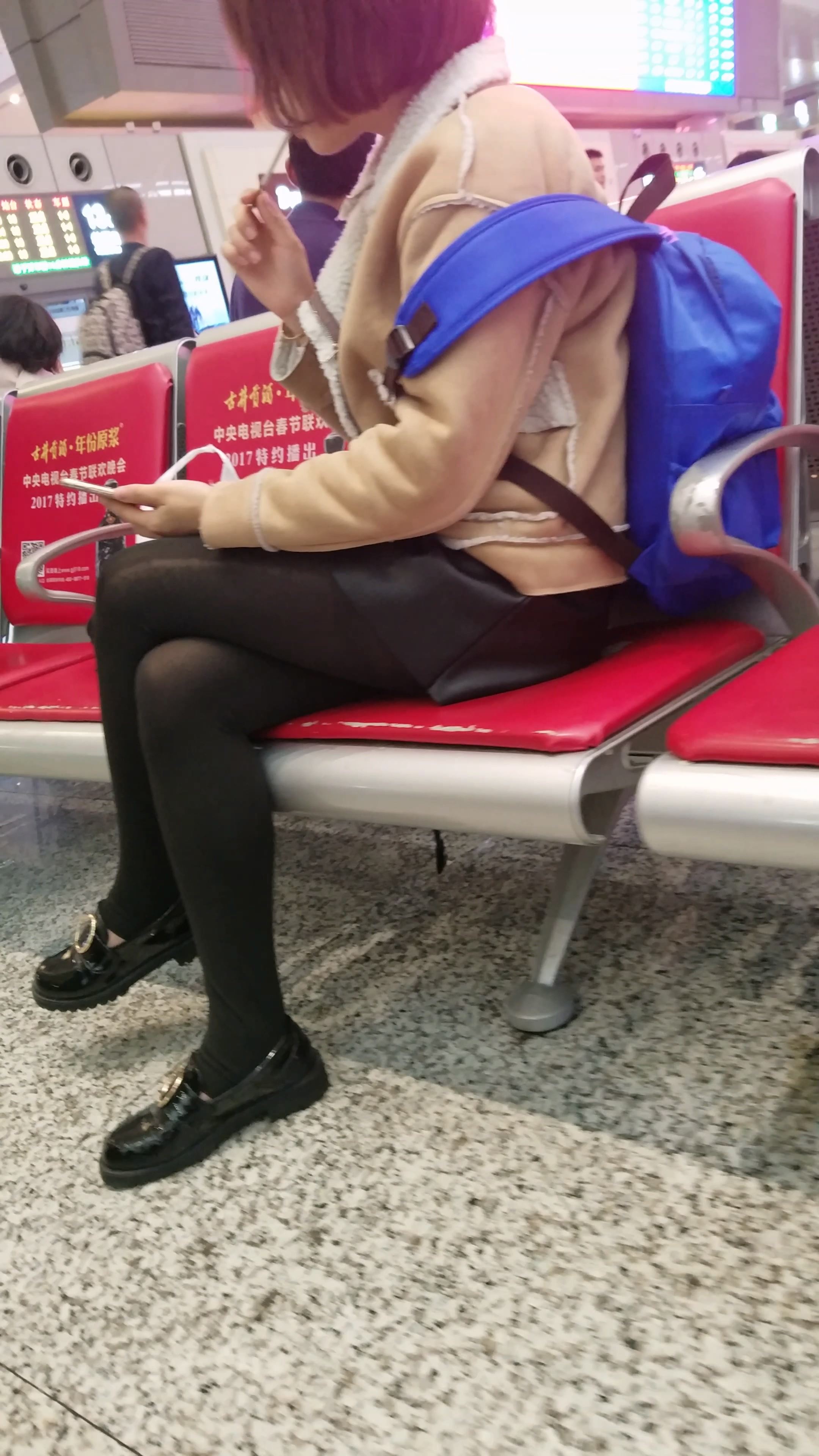 车站候车的黑色丝袜皮短裤清纯美女