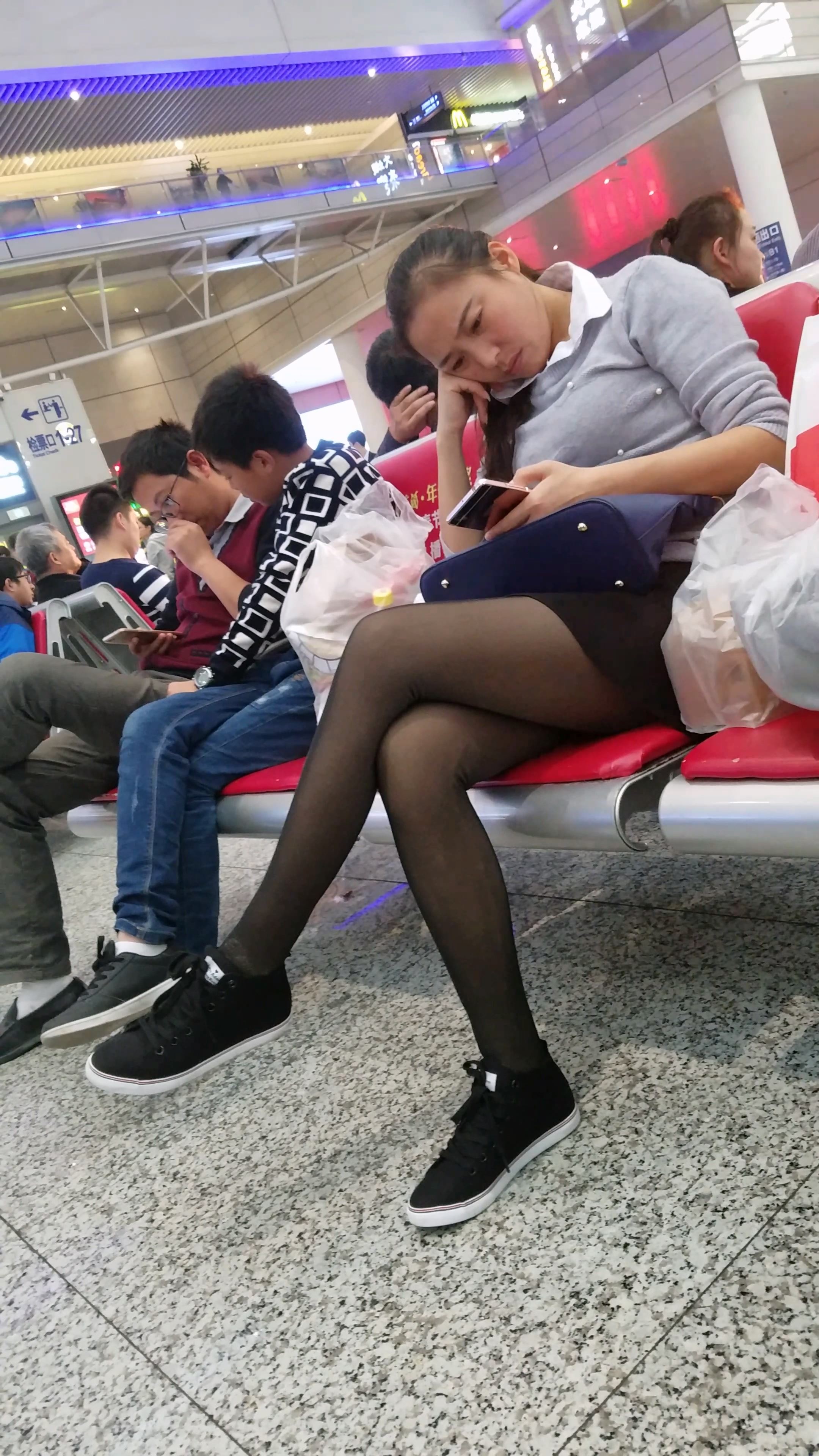车站候车的黑色丝袜板鞋细长美腿少妇