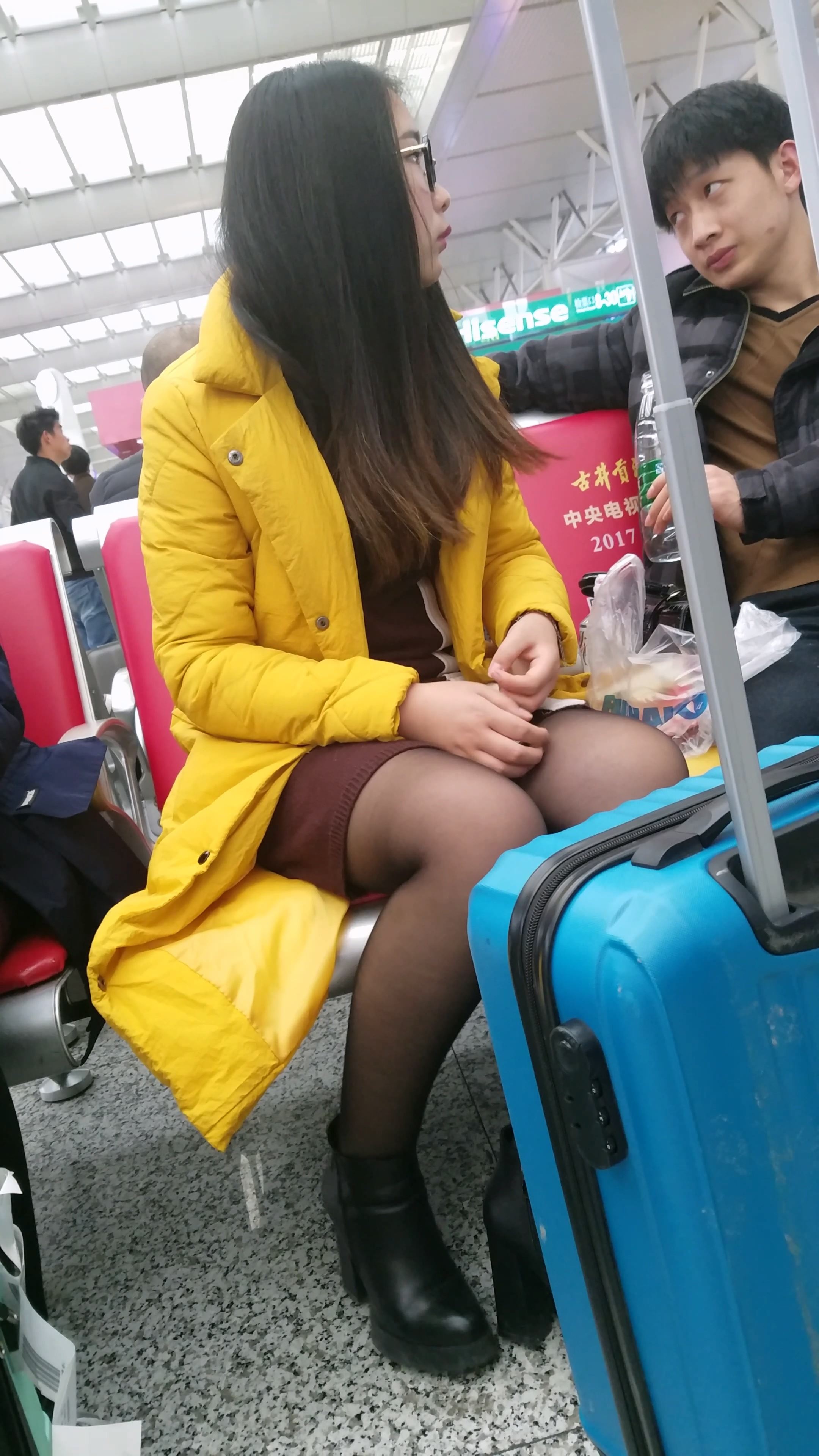 车站候车的黑色丝袜连衣裙长发美眉