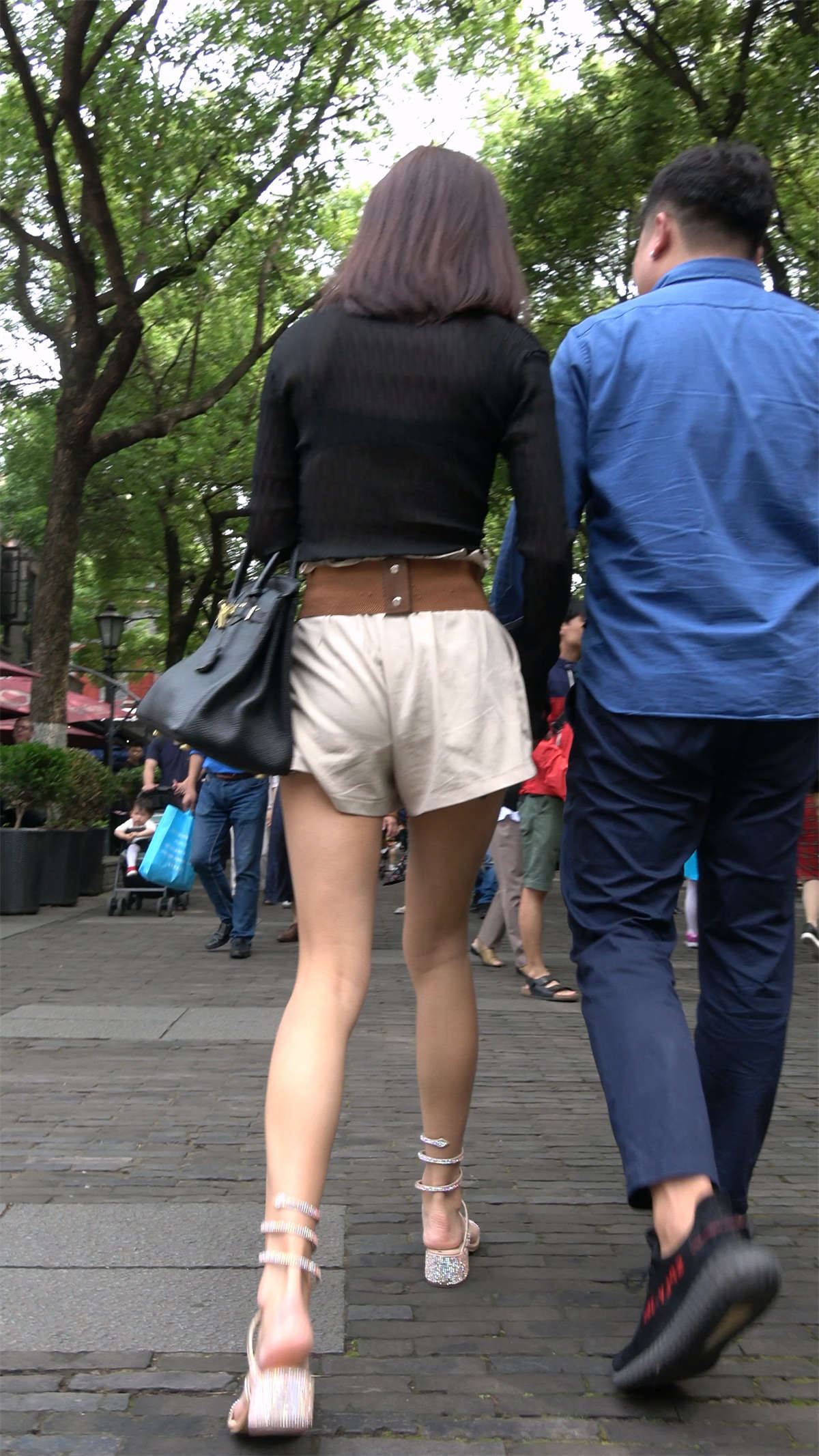 V领低胸黑色蕾丝衣精致街拍美女
