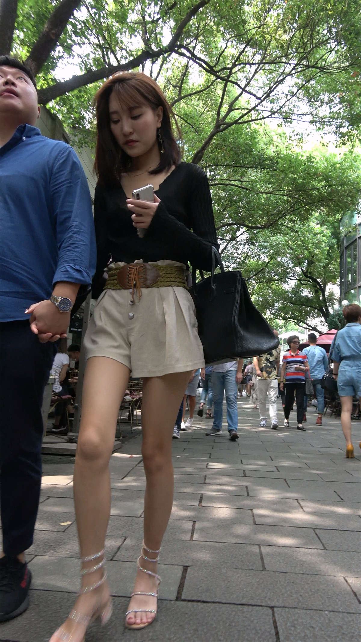 V领低胸黑色蕾丝衣精致街拍美女