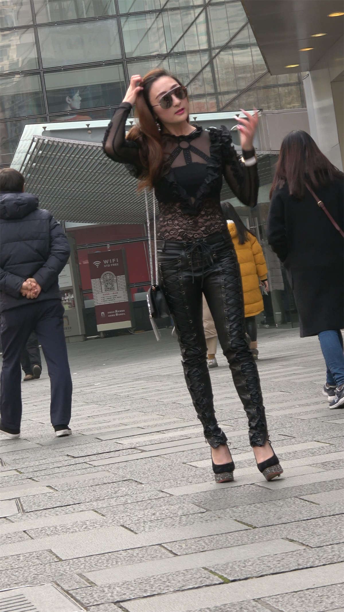 黑色皮裤街拍美腿高跟性感美女