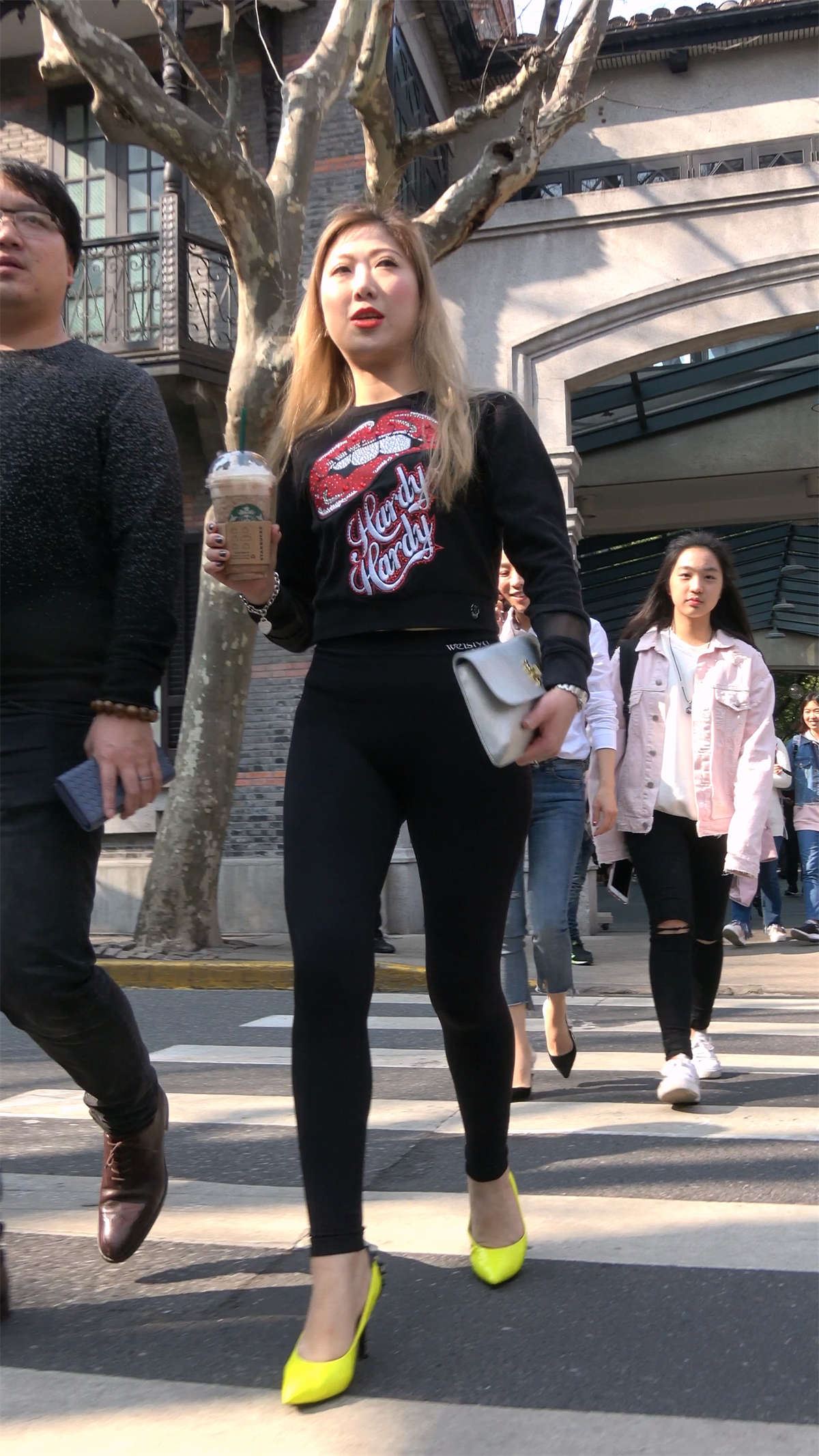 街拍紧身弹力裤性感黄色高跟鞋美女