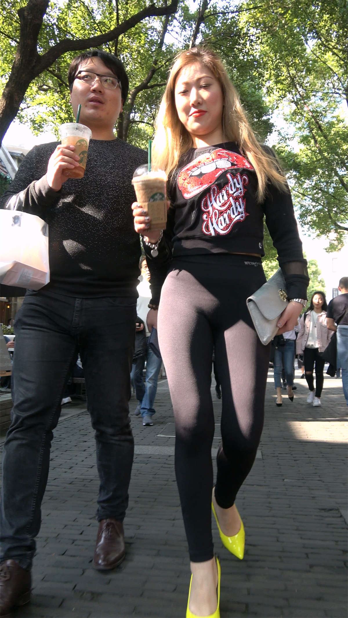 街拍紧身弹力裤性感黄色高跟鞋美女