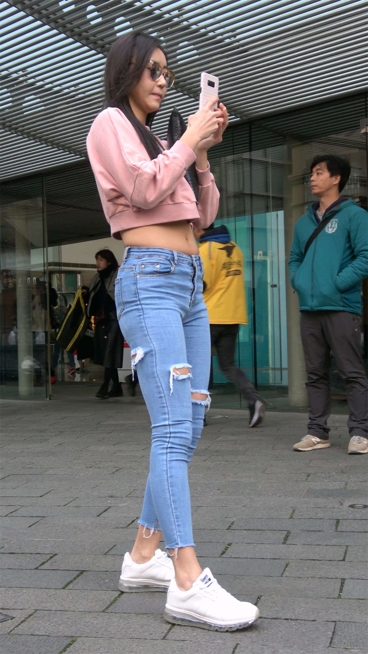 粉色衣服小姐姐穿紧身牛仔实在太美了