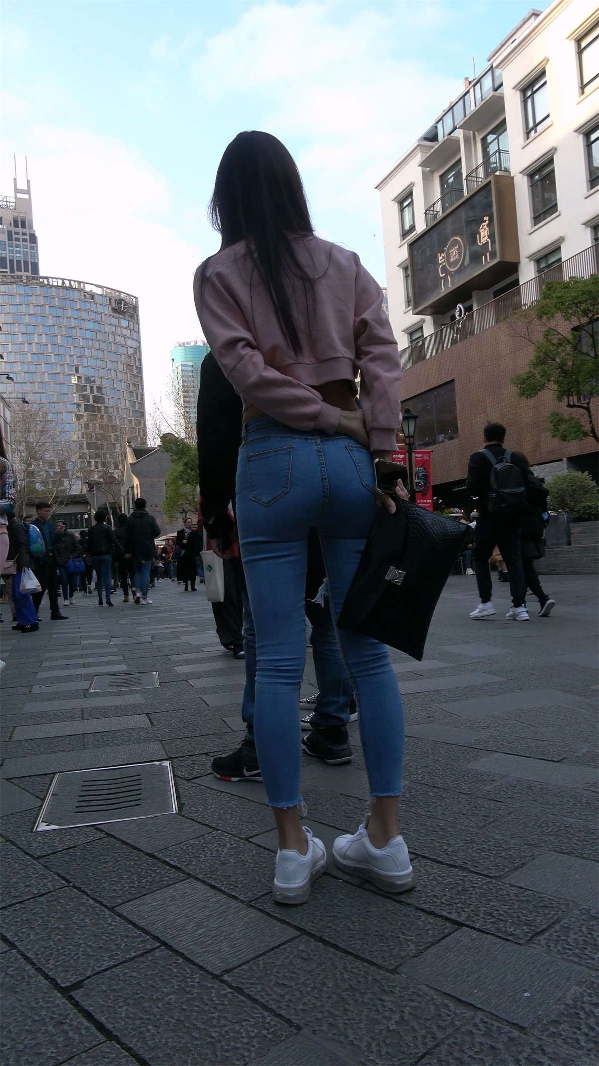 粉色衣服小姐姐穿紧身牛仔实在太美了