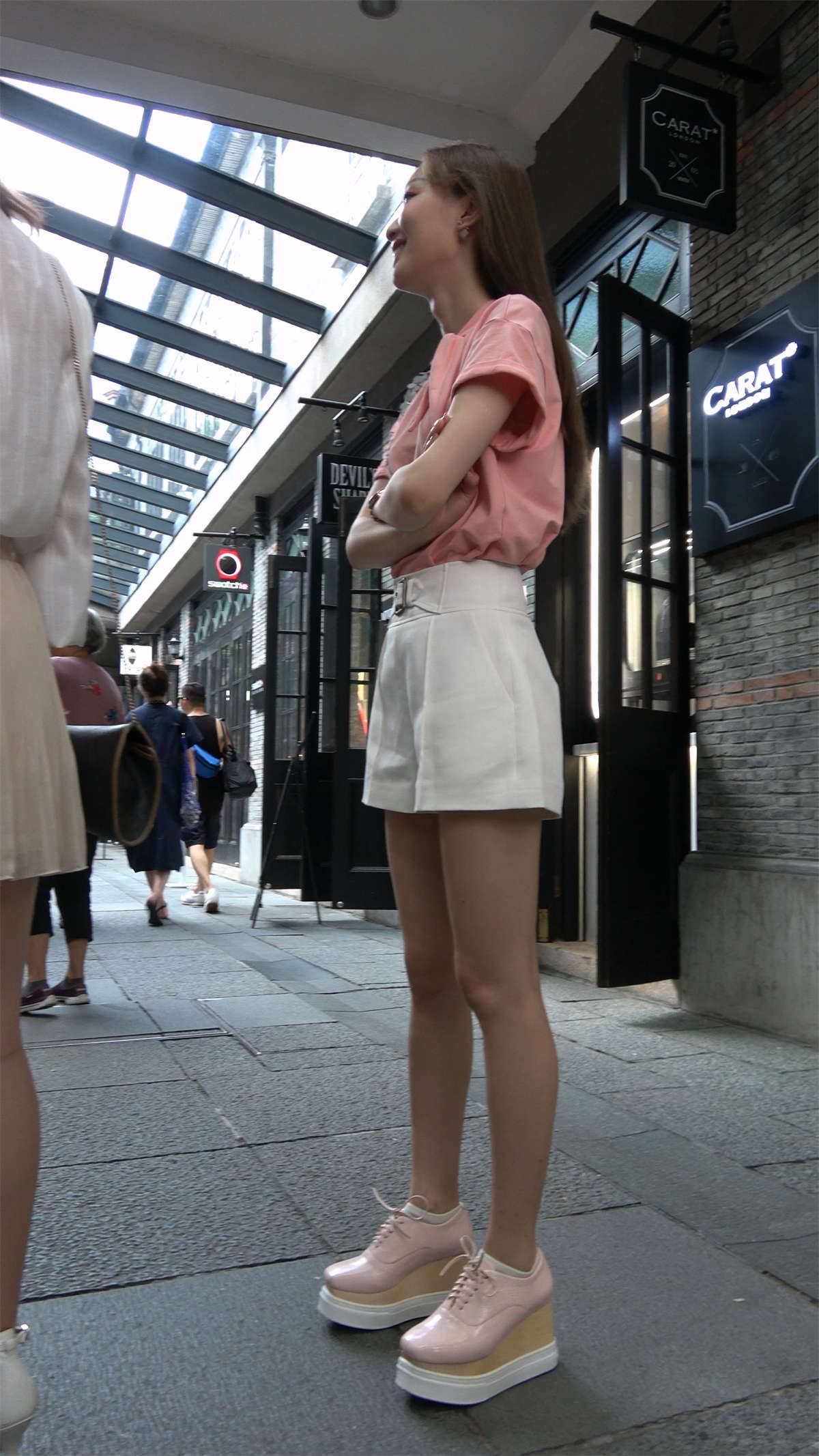 令人怦然心动的两位时尚街拍美女姐妹