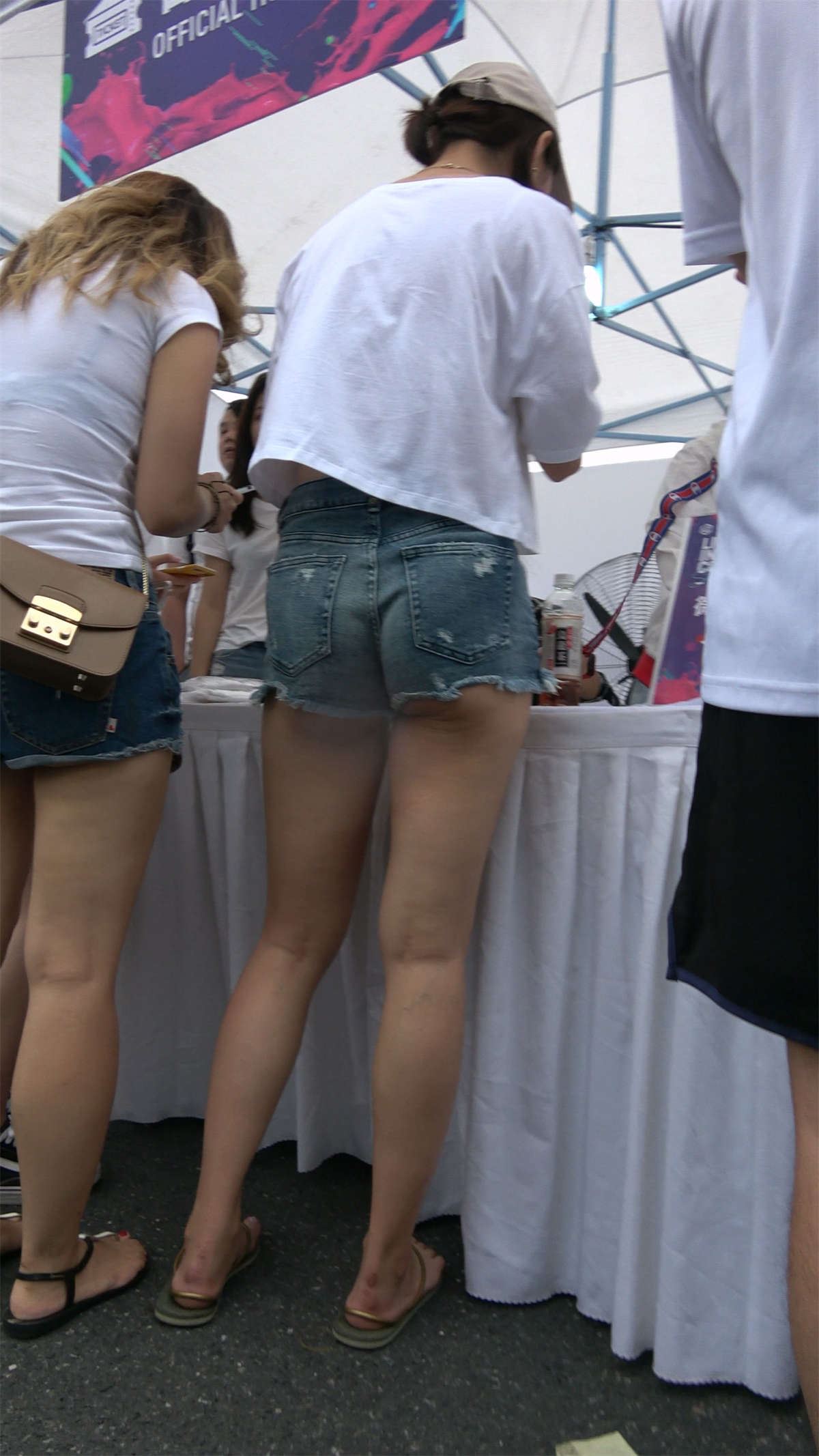 青春气息牛仔热裤白T恤街拍美女小姐姐