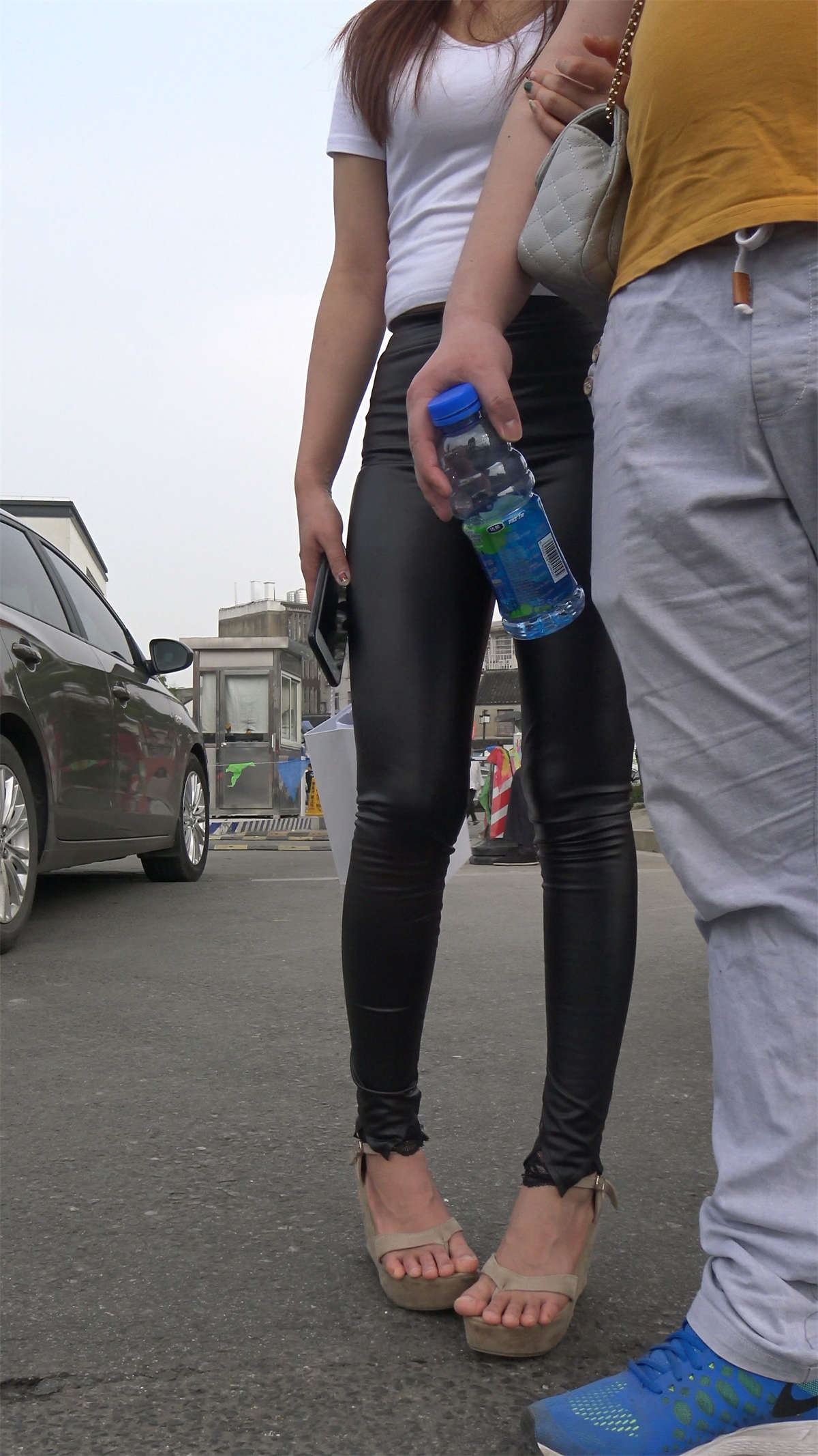 白T恤超紧身皮裤破高跟鞋劲爆身材街拍美女