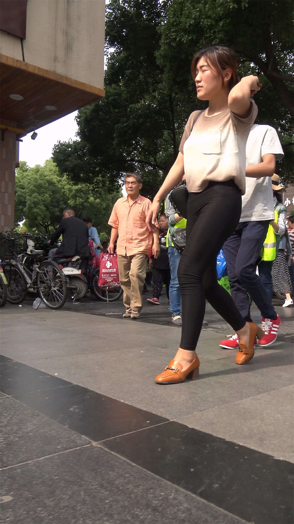 超紧黑裤丰臀街拍美臀美女