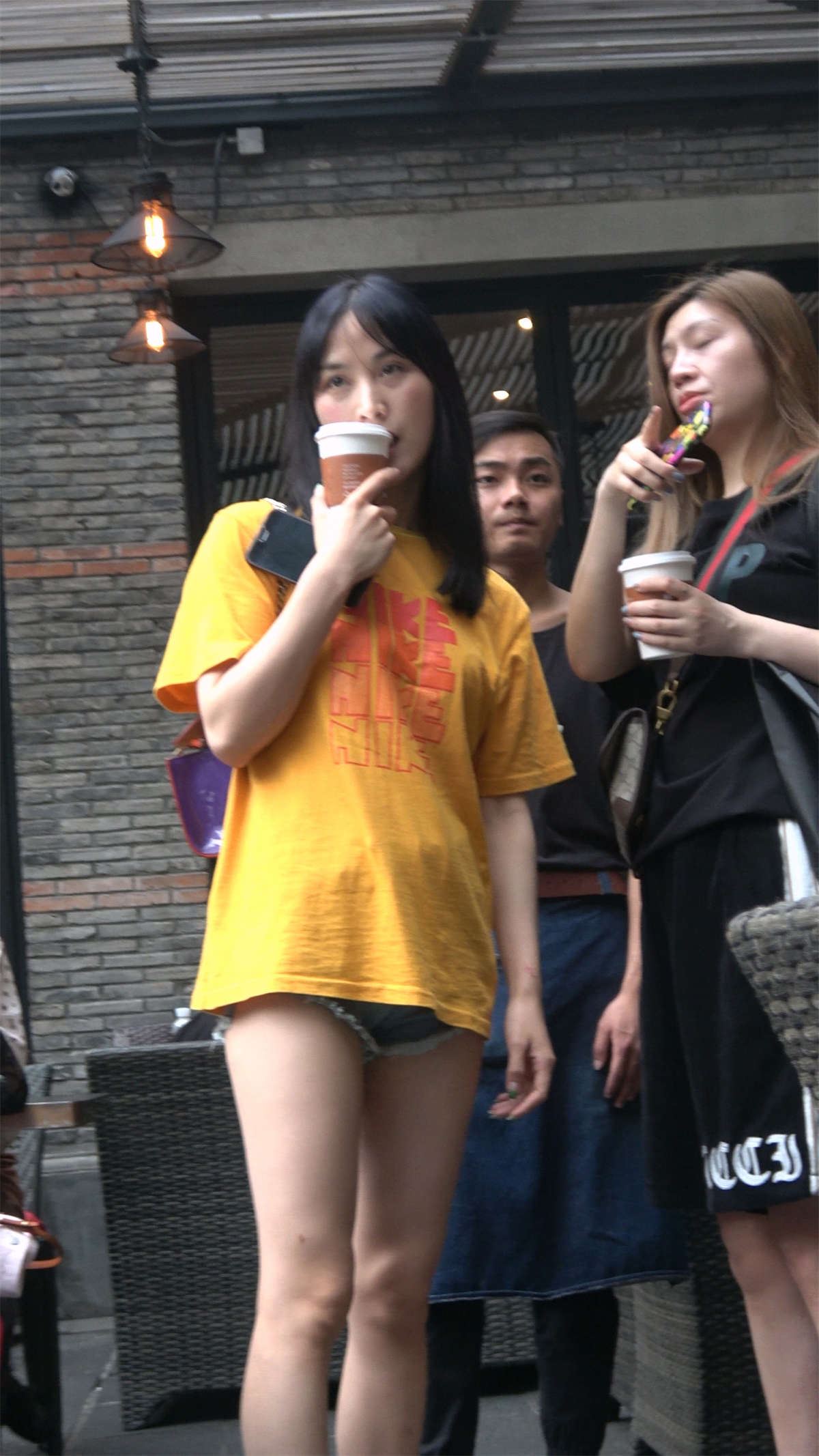 黄T恤超短牛仔月牙臀街拍MM