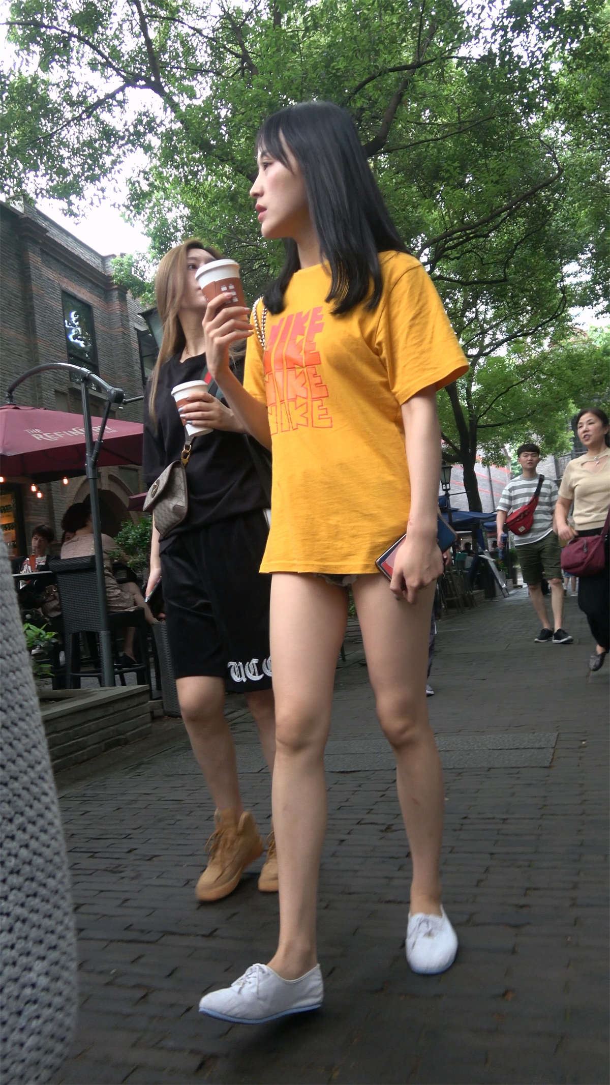 黄T恤超短牛仔月牙臀街拍MM