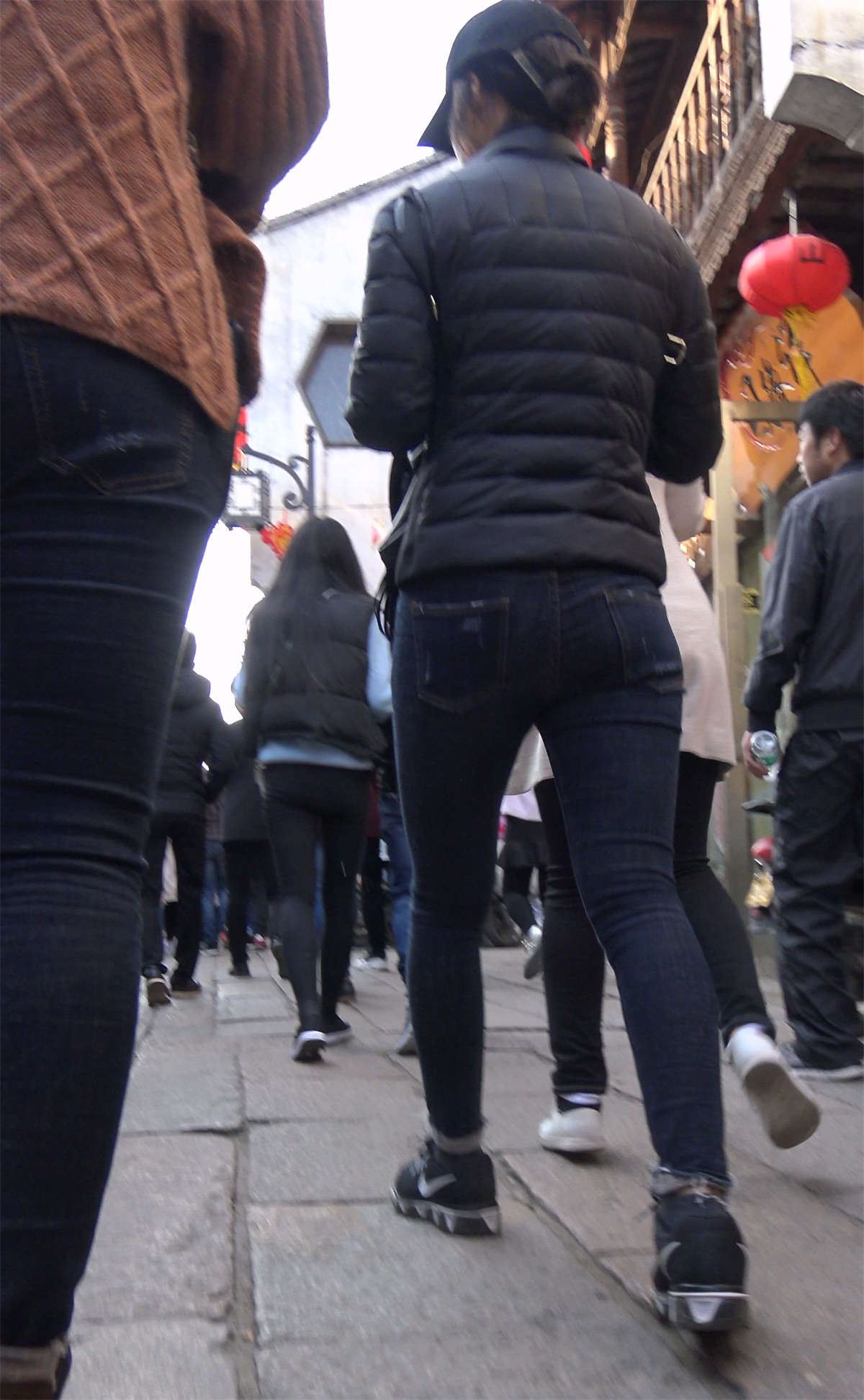 灰色紧身牛仔裤鸭舌帽气质街拍美女