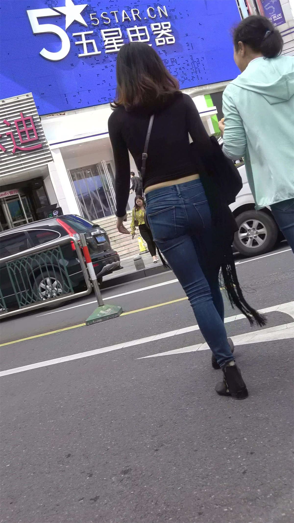 街拍紧身牛仔裤美女，个顶个的紧