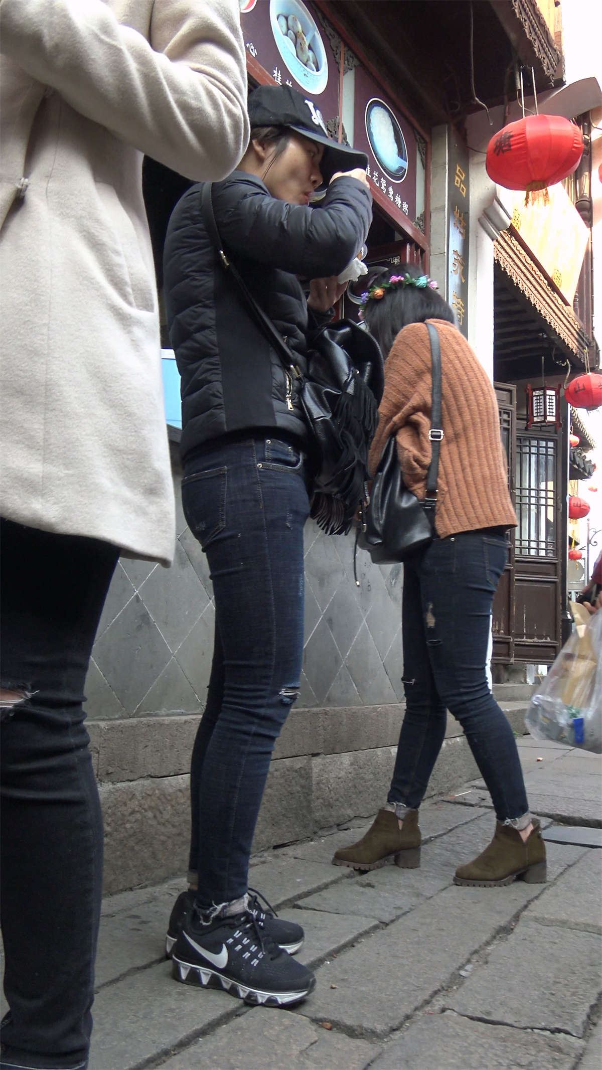 灰色紧身牛仔裤鸭舌帽气质街拍美女