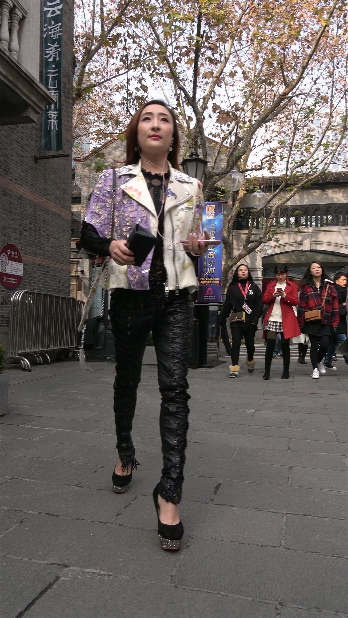 性感长腿街拍皮裤高跟御姐美女