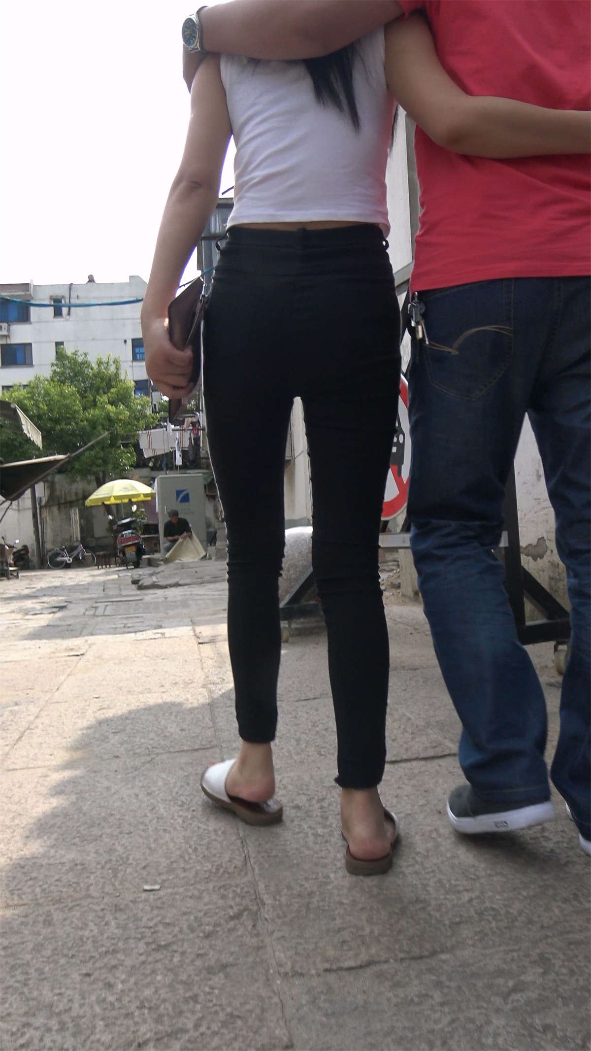 鸭舌帽运动裤白T恤好身材小姐姐