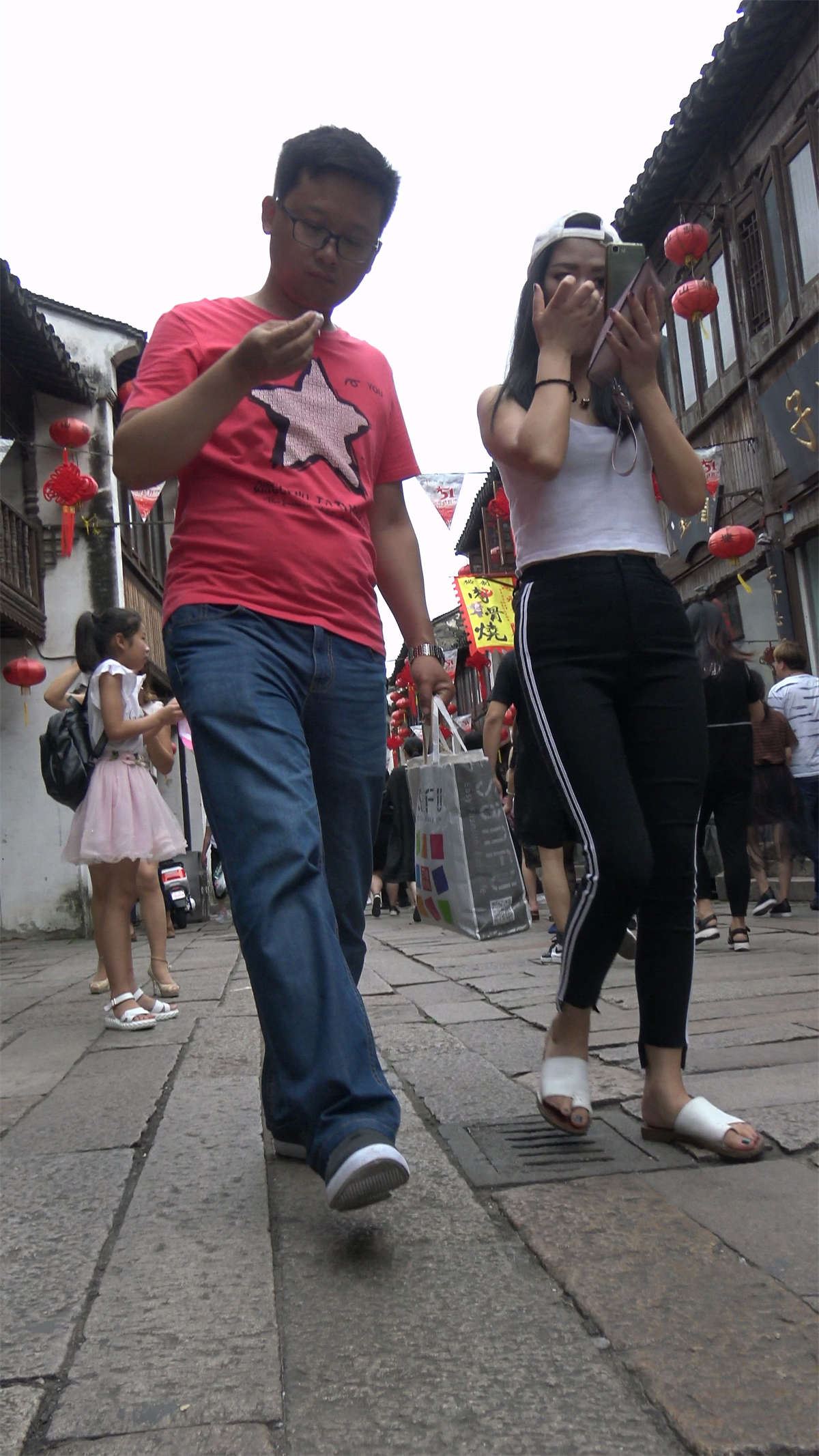 白T恤紧身运动裤长发美女姐姐