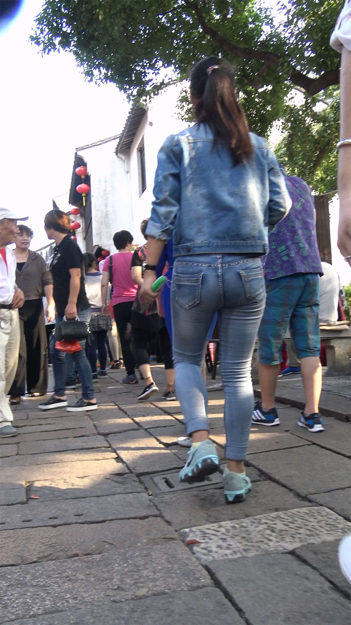 超级丰臀紧身蓝色牛仔裤牛仔外套美眉