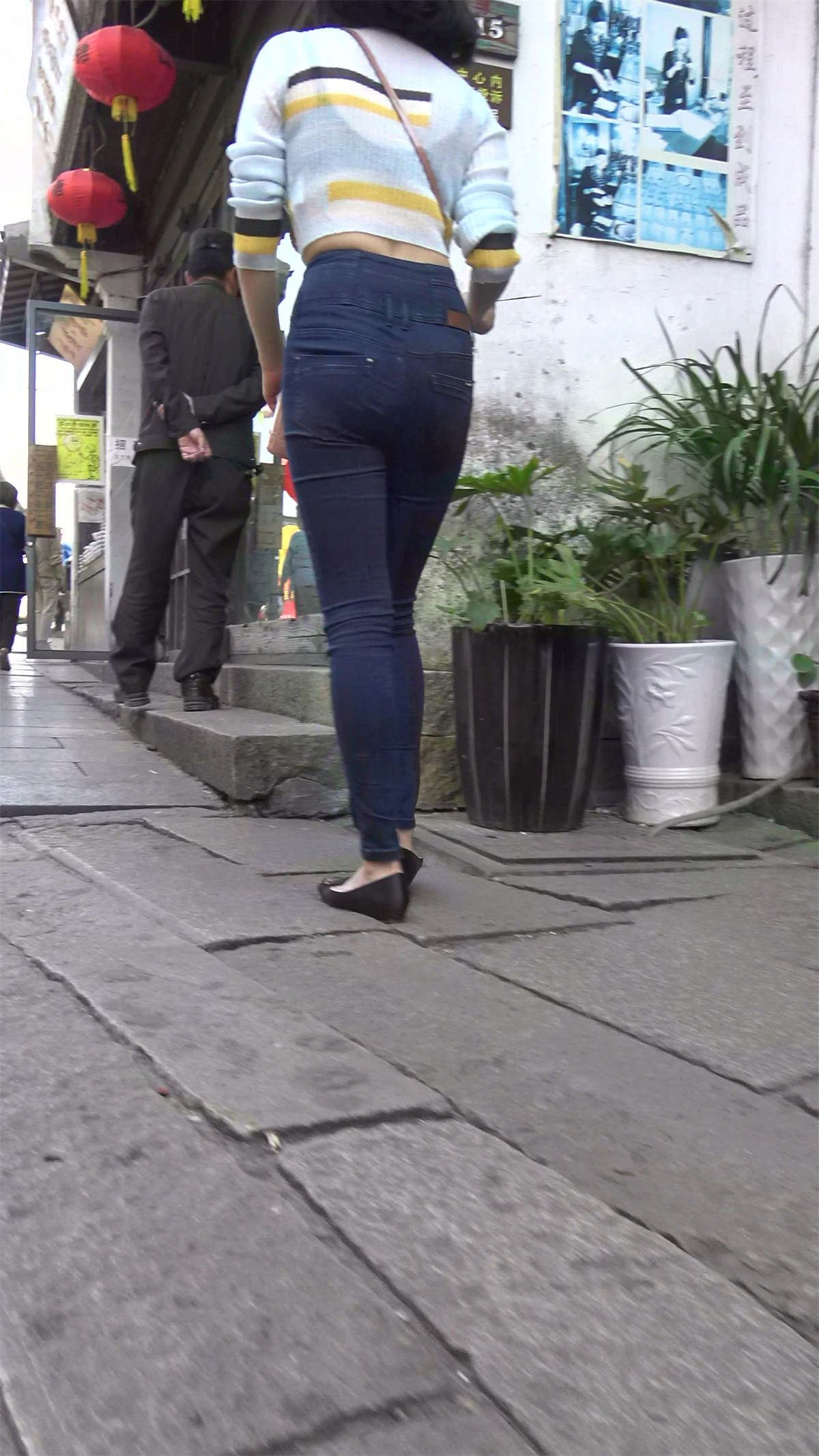 丰臀紧身牛仔裤性感街拍美女姐姐
